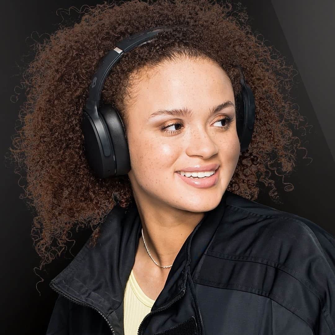 Skullcandy Japanのインスタグラム：「ここから始める   ノイズキャンセリング  Hesh ANCは4つのマイクを搭載した、ハイブリッド方式のノイズキャンセリング ヘッドホンです。装着したその瞬間、周囲のノイズから解放され、静かで快適な世界を提供します。移動時の静寂は安らぎを与え、音楽や動画の世界への没入は日々の生活をより豊かにする事ができます。   先行予約限定のオリジナルコーチジャケット付きセットはタップ先にて✨💀  #FeelSkullcandy #スカルキャンディー #HeshANC」