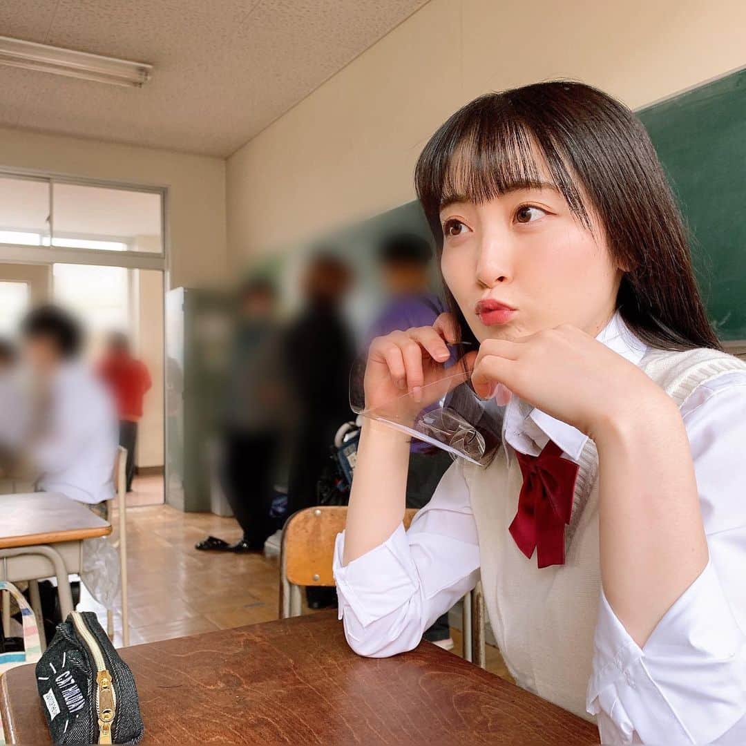 白井真緒のインスタグラム：「ついに"マイルノビッチ"始まります❤︎﻿ 今夜24:00〜配信スタート﻿ 是非ご覧くださ〜い﻿ ﻿ ﻿ #マイルノビッチ #hulu ﻿ #桜井日奈子 さん #神尾楓珠 さんW主演﻿ #制服 #JK #高校生」