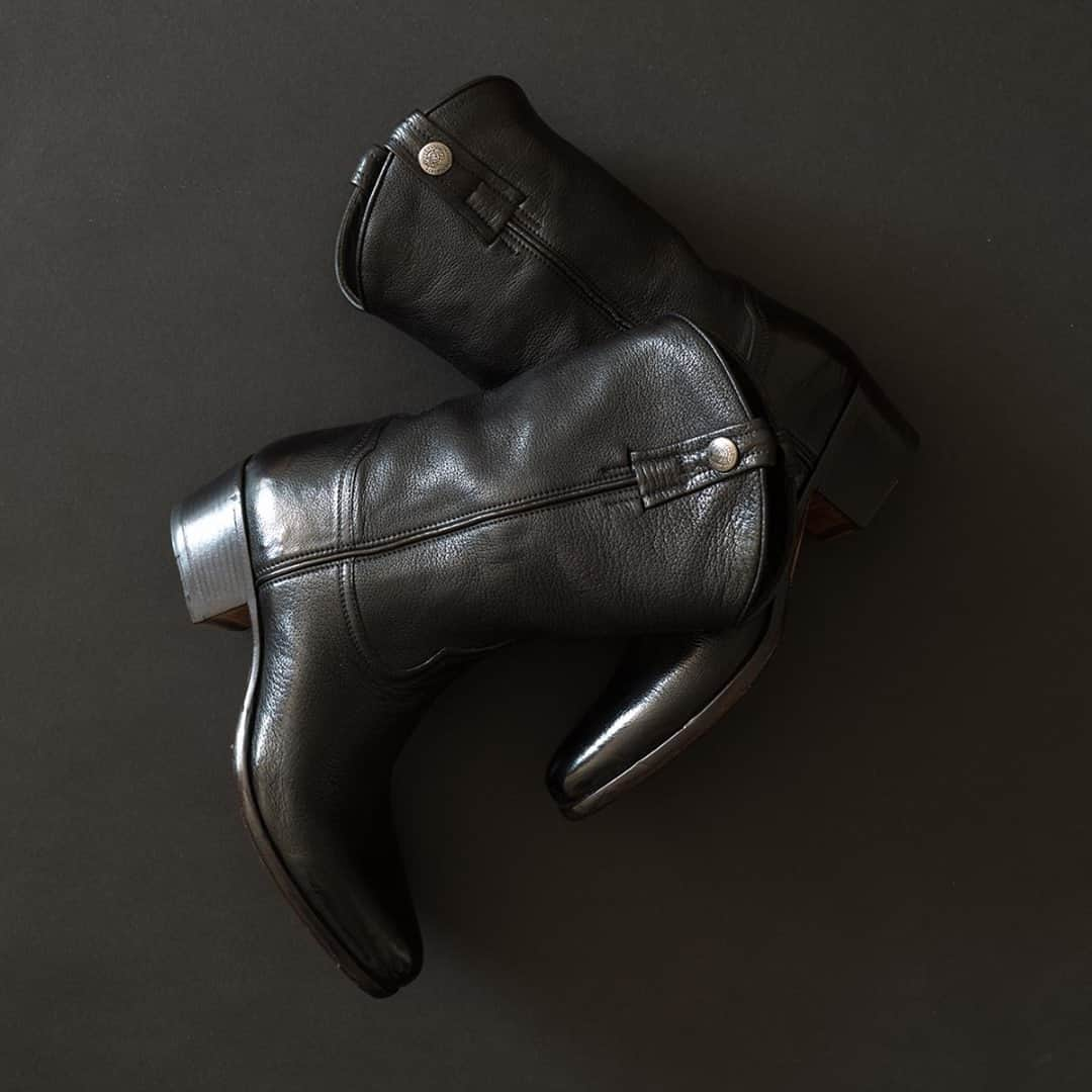 アルベルトファッシャーニのインスタグラム：「A texan-inspired boot that has been a mainstay in its offering for many years: ZOE 505.⁠ ⁠ It's made in black buffalo leather, entirely handcrafted and enriched with Alberto Fasciani details.⁠ ⁠ #AlbertoFasciani #texanboots #classy #contemporary #style #boots #madeinitaly」