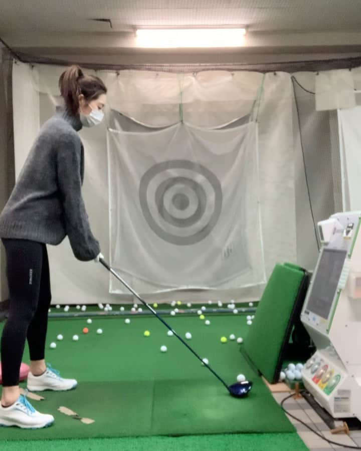 YOUのインスタグラム：「最近golf練習頑張ってる🏌️‍♀️ 寒い時期は室内に限る🐻‍❄️💕💕 私は飲み込みが早い方なのだけど、すぐ忘れちゃうから毎回スイングが違うんだぁ〜🥲笑  #上手くならない#めげそう #だからハマる　♥️」
