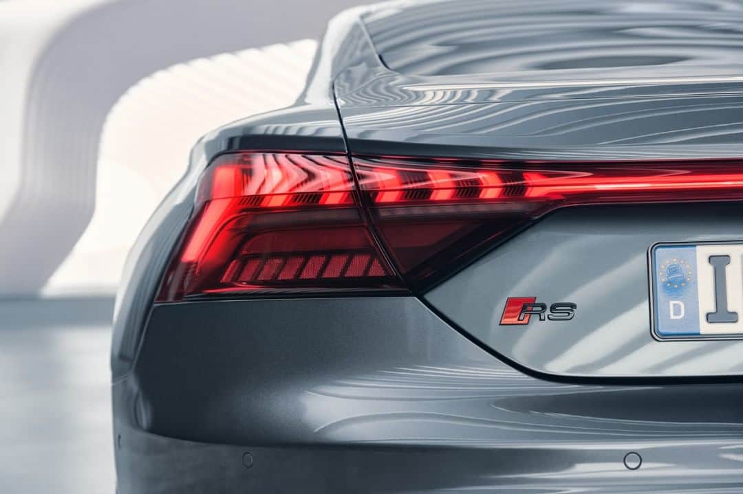 アウディ ジャパンさんのインスタグラム写真 - (アウディ ジャパンInstagram)「そのスタイリングは、真のスポーティネスを表す。 EVの未来とAudiのDNAが凝縮されたデザインアイコン、 Audi e-tron GT ワールドプレミア。  #Audi #etronGT #FutureIsAnAttitude」2月11日 20時00分 - audijapan