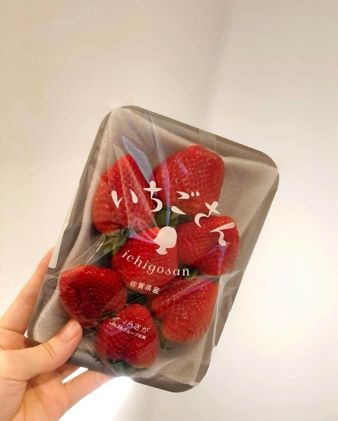 川本紗矢さんのインスタグラム写真 - (川本紗矢Instagram)「🍓 . いちごを頂いたので食べました😋美味♡ Saya makan stroberi😋Enak♡ . #いちご #苺 #佐賀県 #いちごさん #🍓」2月11日 20時01分 - sayaya_38