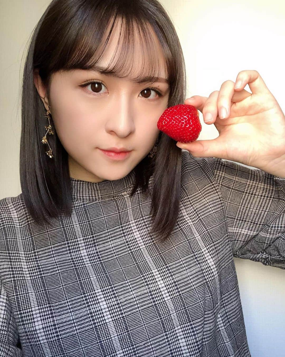 川本紗矢さんのインスタグラム写真 - (川本紗矢Instagram)「🍓 . いちごを頂いたので食べました😋美味♡ Saya makan stroberi😋Enak♡ . #いちご #苺 #佐賀県 #いちごさん #🍓」2月11日 20時01分 - sayaya_38