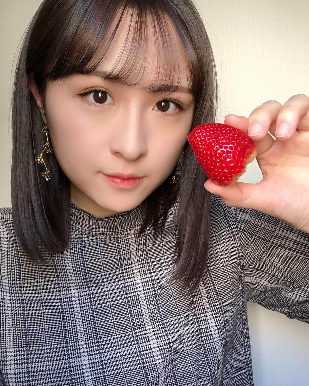 川本紗矢さんのインスタグラム写真 - (川本紗矢Instagram)「🍓 . いちごを頂いたので食べました😋美味♡ Saya makan stroberi😋Enak♡ . #いちご #苺 #佐賀県 #いちごさん #🍓」2月11日 20時01分 - sayaya_38