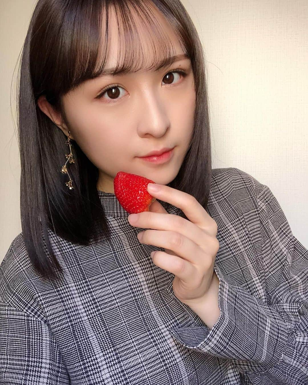 川本紗矢さんのインスタグラム写真 - (川本紗矢Instagram)「🍓 . いちごを頂いたので食べました😋美味♡ Saya makan stroberi😋Enak♡ . #いちご #苺 #佐賀県 #いちごさん #🍓」2月11日 20時01分 - sayaya_38