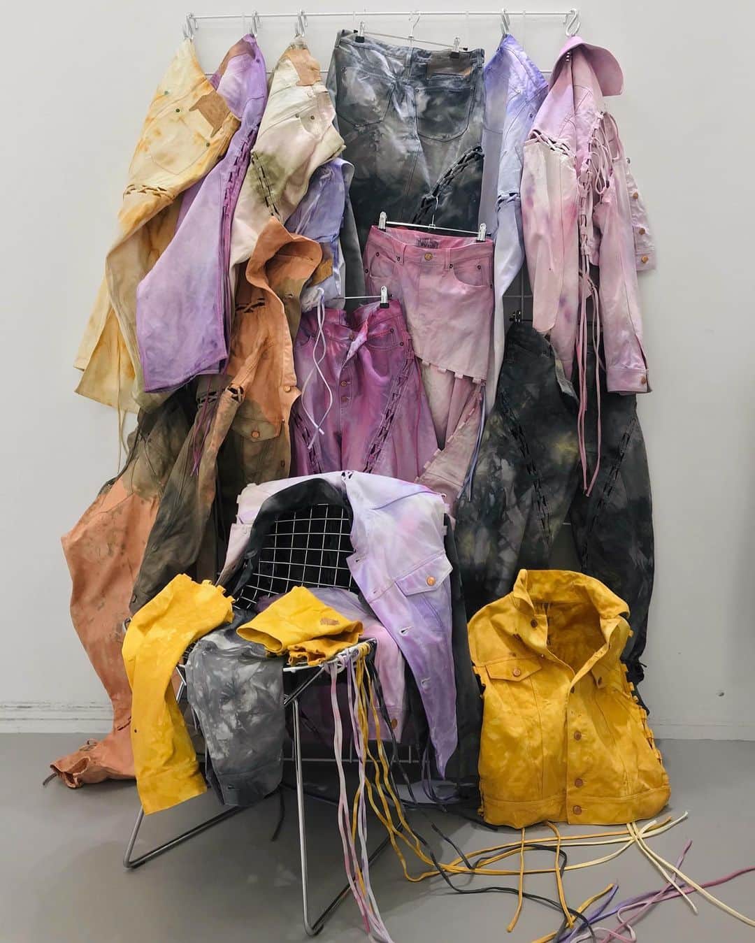 のインスタグラム：「To celebrate the upcoming launch of our Plant Based Limited Edition, a collection made from hemp fiber, we wanted to take things one step further. So, for this week’s Studio Made Drop, our designers Emilie, Per and Annika experimented with different natural dyeing techniques on 15 pieces from the collection. Using pomegranate peel, elderflower and Mahonia to name a few, we let nature do its magic. The capsule is available at weekdaystudiomade.bigcartel.com」