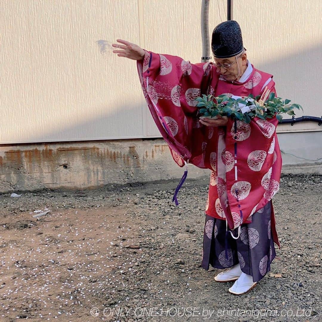 ONLY ONE HOUSE 株式会社 新谷組のインスタグラム：「* #新谷組地鎮祭  大安吉日の本日、気持ちの良い青空の下 小浜市広峰にて Ｔ様邸の地鎮祭が執り行われました🌿  神主様にお祓いをしていただき 工事の安全とＴ様邸の繁栄を 祈願いたしました🙌🏻  Ｔ様、本日は誠におめでとうございます‼︎㊗️ このご縁に感謝致します✨  more phots▶︎ @shintanigumi.co.ltd   --------------------------------------  新谷組は土地探しから 設計施工管理の全てを 弊社で担う事ができます！  大工工務店だからこそ出来る 枠にとらわれない自由な発想で お客様のお家づくりを 全力でサポートいたします💪🏻  お気軽にご相談ください☻  #ONLY_ONE_HOUSE by shintanigumi.co.Ltd  ✭ 本社𝕋𝔼𝕃  0770-78-1255 ✭ 事務所𝕋𝔼𝕃  0770-59-2552 ✭  𝔼 𝕞𝕒𝕚𝕝  shintanigumi@outlook.jp ✭ 新谷組𝙷𝙿 http://www.shintanigumi.jp  --------------------------------------  #新谷組 #オンリーワンハウス #おおい町 #舞鶴市 #高浜町 #小浜市 #敦賀市 #若狭町 #美浜町 #新築 #一戸建て #外構工事 #改修工事 #シンプルライフ #マイホーム #注文住宅 #デザイン住宅 #自由設計 #工務店 #金属サイディング #家事楽動線 #家づくり #地鎮祭  #繁栄」