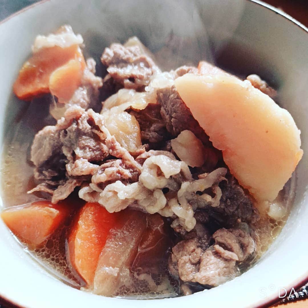 松本隆博のインスタグラム：「。 ここで一句！(^ ^)  肉じゃがは… 3日目くらいが… 一体感…  美味い！！！」