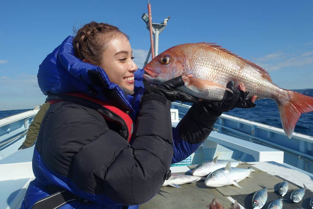 滝沢カレンさんのインスタグラム写真 - (滝沢カレンInstagram)「そういや、みなさん。  「カレン食堂」の時の釣りが楽しかったです。  この金目鯛は私が釣った大切な金目鯛さんです。  そんな出会いの記念的な日であるのです。  海の生き物と陸の生き物が急遽こんなに近くで 顔を見合わせていると、不思議な神秘に巡ります。  釣りがやりたくて仕方なかったわたしには とっておきに楽しい時間で。  ずっと船に揺られながら、 国を越え、誰も知らない島に来てしまったらどうしよう。とひそかに船中ずっと考えるのが好きです。  海の深さはいちいち深すぎて、 毎回一桁のメートルではおさまりません。  空はいつも見えていて、気分が分かるのに 海底はいつも見えなくて、どんな海底の毎日があるかは気になっても気になりきれません。  同じ地球なのに、宇宙に行くより、 深海に行くことの方が難しいように思える 底にはなにがあるんでしょう。  答え知ってる人教えてください。  でもだからこそ、まだ出会ったことのない生き物が たくさん暮らしているはずですね。  もしかして、深海だけはなんの進化も退化もない世界だったりしたら、また楽しいです。  なんせ泳げない割には 海が好きです。  来世は泳ぎに自信がでるようなクジラでありたいと願いつつ🐟  この日は、海の深さと海の広さに直接的に感動したのを忘れせん。  当たり前に、分かりきった事実だと言われても  広いと深いは海のためにあるような言葉に思いました。  無限や未知という言葉は宇宙用に取っておきます。  さて、この金目鯛さんと私はなぜ出会えたか。 偶然なのかいやいやもっとは、奇跡なのか、  はたまた、まさか宿命なのか。  理由は誰にも分かりません。 分からなくていいです。  でもこの日たしかに目が合いました♡  こうやって出会いは繰り返されるんだと、 嬉しくなりました。  だから記念日の写真を添えて👱🏼‍♀️🌊🐟」2月11日 20時07分 - takizawakarenofficial