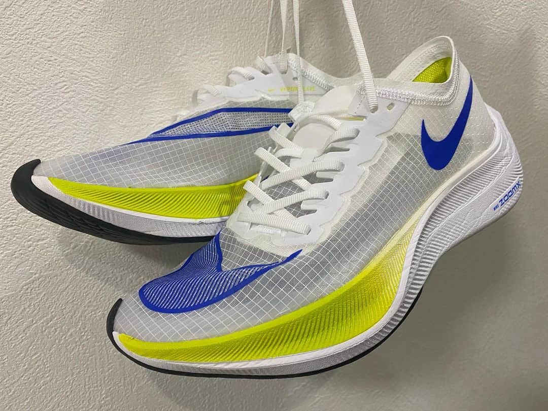 西藤俊哉のインスタグラム：「New Running Shose💨  NIKE ZoomX VAPORFLY NEXT%  履き心地、走り心地、最高！！ デザインもかっこいい！！  オフの日の散歩や、ランニングにもってこい！！ 是非みなさん一度手に取って見てください！！」