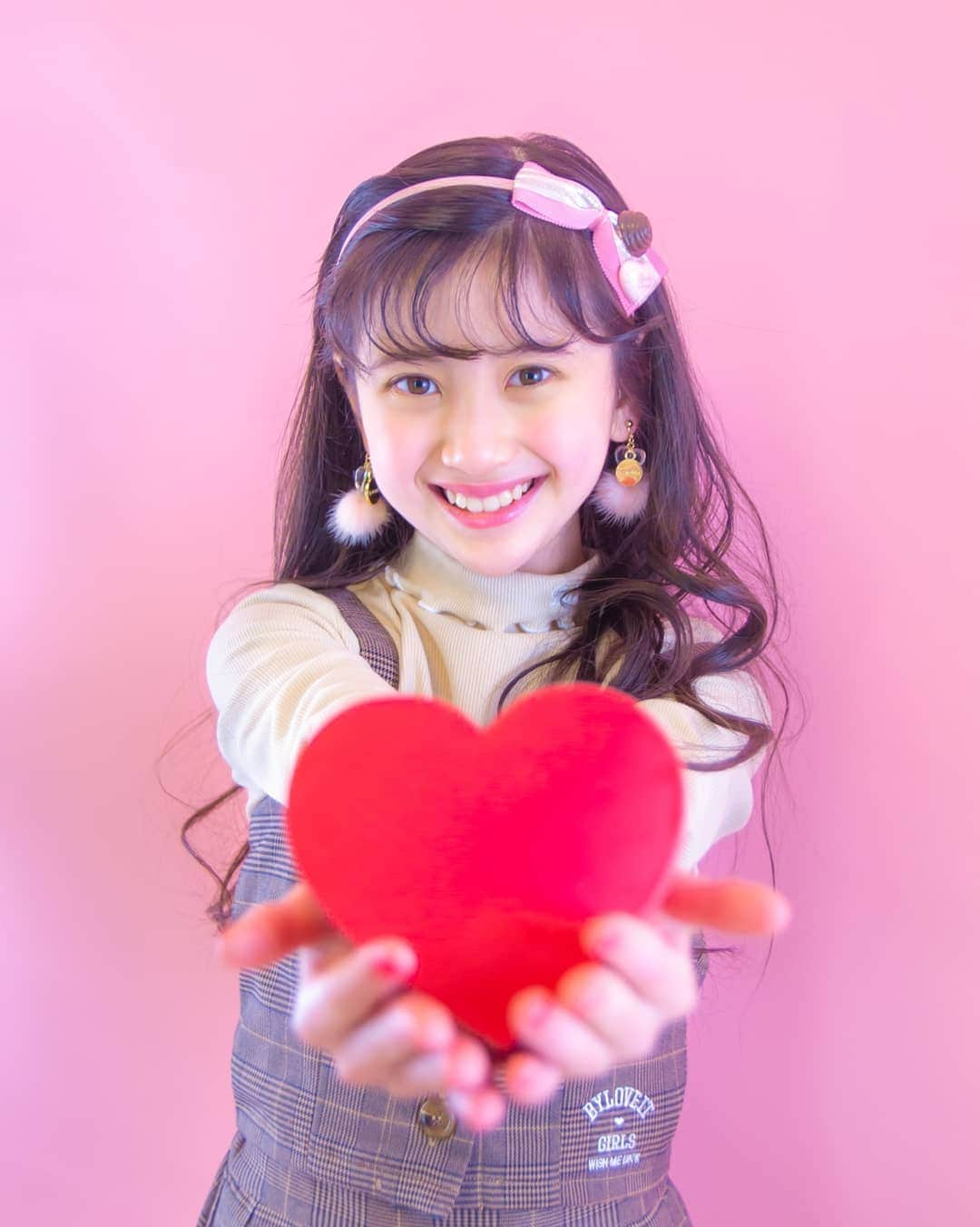 出井愛華さんのインスタグラム写真 - (出井愛華Instagram)「💝ByLOVEiT Valentine💝  「はいどうぞ！」ってチョコをあげるイメージをアイカにリクエストしたらこう撮れました😋📷  「誰にあげる？」と聞いたら  「パパ！」だそうです。  #バイラビインスタガール AIKA 137cm 140着用 #小学3年生 #9歳女の子  メイクはチークを少しだけ。 実は、他はノーメイク。  赤の彩度だけを少し上げてあるのでリップしてるっぽく見えるだけで本当は白色ワセリンだけ✨😋　#一眼レフ #RAW現像 #lightroomClassic  このバイラビコーデは発売の瞬間に2021のバレンタインコーデはこれにしたいって決めてました😍💘  2020aw物はブラウン系アイテムがどれも本当に可愛かった😍  でもよく考えたら2/3に立春だし春物にすればよかったかな…でもまだ少し寒いからあと少しAWも着せたいな🎵  #バイラビ #バイラビット #byLOVEiT  #ナルミヤインターナショナル #ナルミヤオンライン  @byloveit_official @byloveit_snap @byloveit_hakatahankyu @narumiyaonline_official  #キッズモデル #子役 #仮歯 #生え変わり #乳歯  #小学生 #バレンタイン #バレンタインコーデ #チョコレート #chocolate #Valentine #ValentinesDay」2月11日 20時08分 - aika_n_n