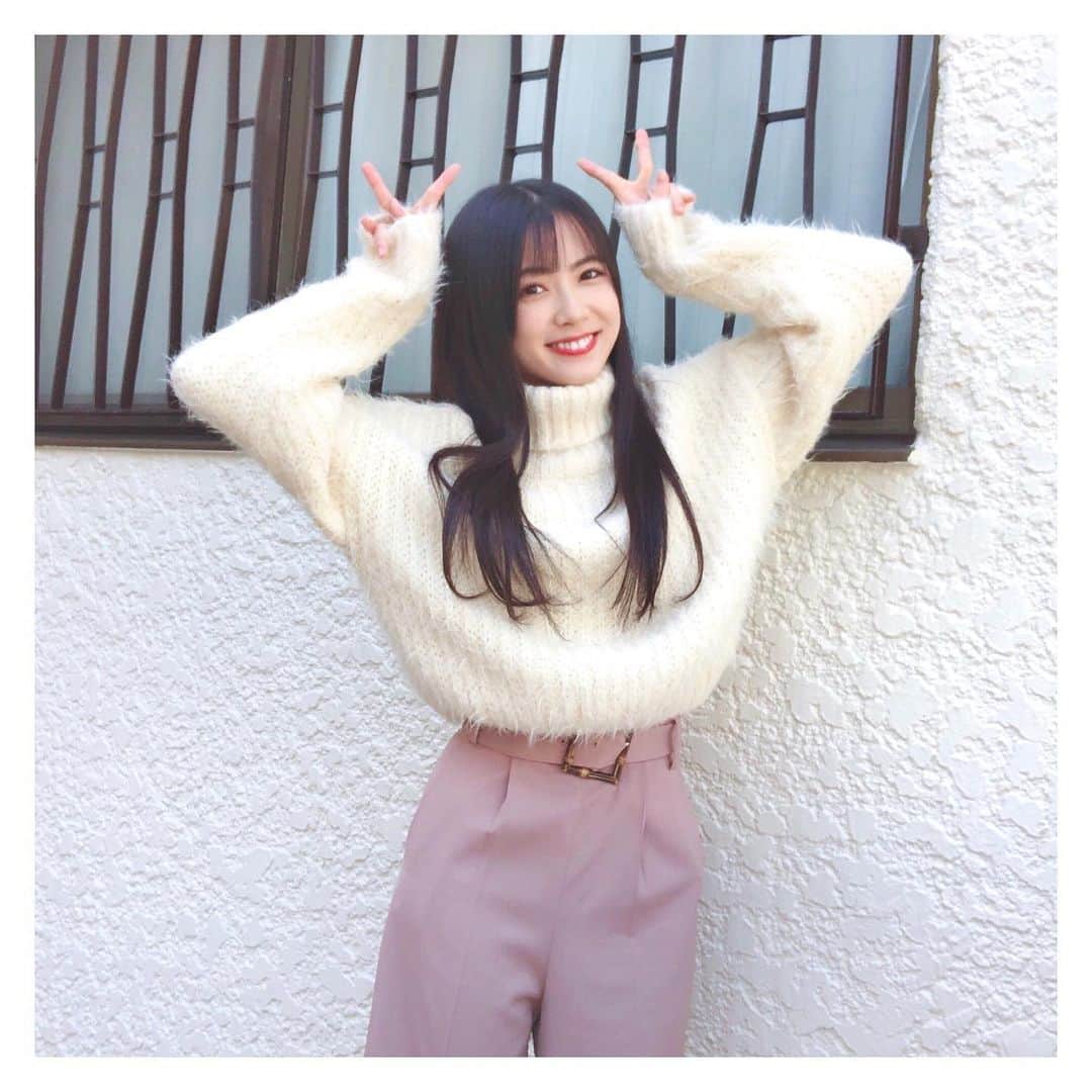 のインスタグラム：「♥ today...﻿ ﻿ ｡+☆ﾟ+｡★｡+ﾟ☆ﾟ+｡★｡+ﾟ☆ﾟ+｡★｡+ﾟ☆ﾟ+｡+ﾟ﻿ ﻿ 今日は朝から前髪ぱっかーーんてしてて…﻿ なかなかなおらず、今でもぱっかーんてしてます🤣﻿ ﻿ 風も冷たくて夜は特に寒いので、﻿ 白ニットコーデで暖かい洋服にしました🥰﻿ 首元があるだけでだいぶ寒さも軽減される…﻿ が。。やっぱり寒いですね🥶🥶﻿ ﻿ どんな服装にしたら真冬でも“さむ！”って﻿ ならなくなるのかなぁってよく思います(笑)﻿ スキーの時の服なら大丈夫なのかな(・・?)笑﻿ ・﻿ It was windy and cold again today.🤧﻿ It's a white knit outfit!🌟﻿ It's important to warm your neck!🧣﻿ ﻿ ｡+ﾟ☆ﾟ+｡★｡+ﾟ☆ﾟ+｡★｡+ﾟ☆ﾟ+｡★｡+ﾟ☆ﾟ+｡﻿ ﻿  #黒髪ストレート #前髪 #寝癖 #19歳 #結那 #ニットコーデ #白ニット #ファッション #スキー #冬のスポーツ #服 #ニット #fashion #white #ski」
