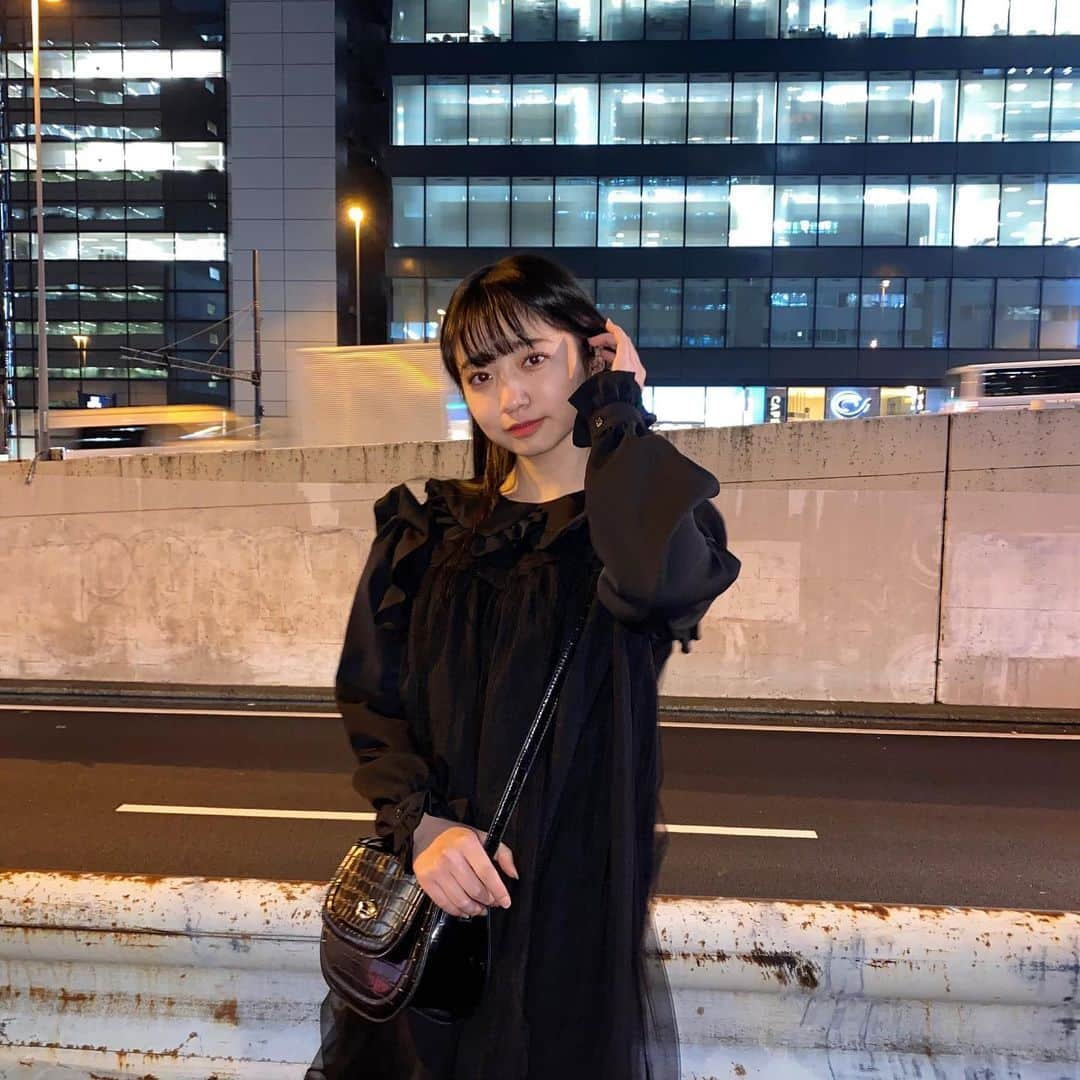 山田なる（ナルハワールド）のインスタグラム：「🖤🎵﻿ ﻿ ﻿ 夜の街〜🌉﻿ たまにはこんな服も着たりするよ👗　﻿ 超ファッション研究所でも紹介した﻿ WEGOのワンピース！﻿ ﻿ #夜 #夜景 #夜の街 #黒 #黒コーデ #黒ワンピース #黒ワンピ #wego #超ファッション研究所 #なるのコーデ﻿」