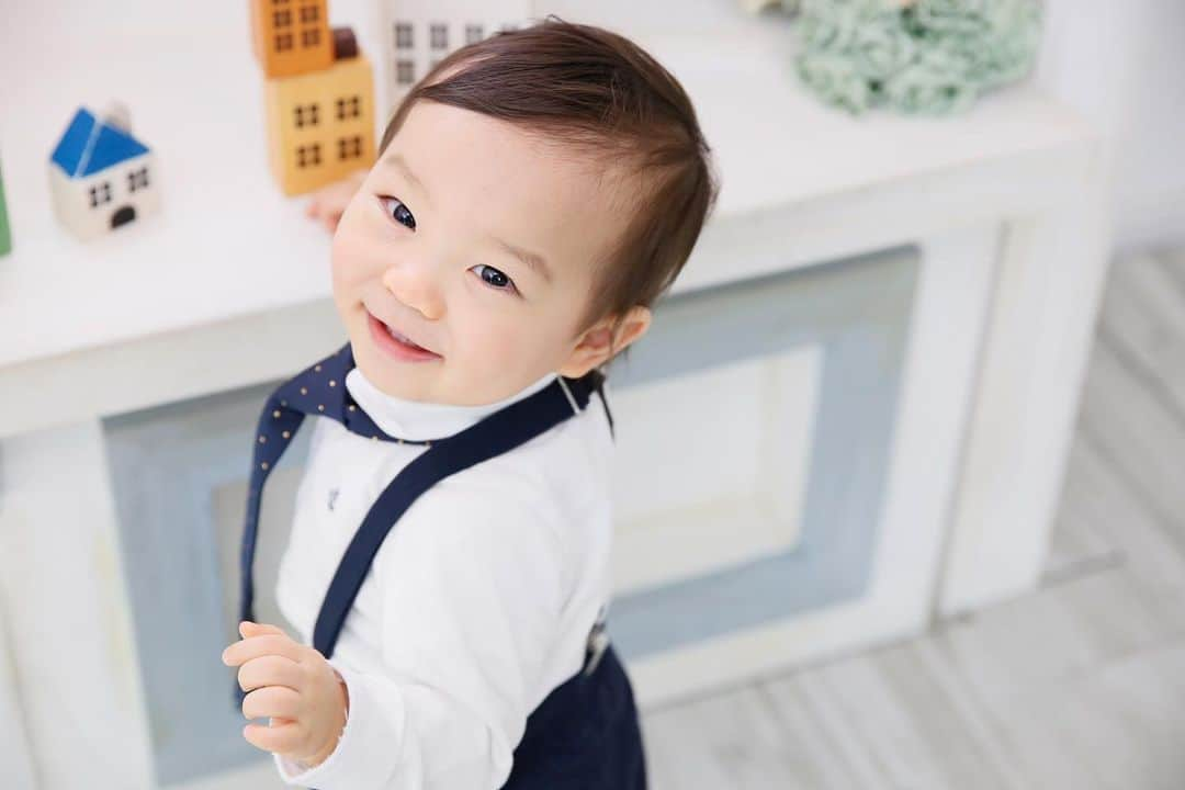 関口未来さんのインスタグラム写真 - (関口未来Instagram)「First Birthday Photos  たくさん撮っていただいたのですが、とりあえず🤣🧡  本来ならば、両家の両親もそろって一升餅でお祝いしたかったですが、会えないので写真を送ることに。 愛犬ともどうしても撮影したいし、感染対策もあり、一軒家を借りて撮影しました☺️  衣装は借りられますが、自前で全て　@hm で揃えました❣️  フォーマルなブラックと 少しカジュアルなブルー  そしてカメラマンさんのご好意で、おむつフォトに挑戦  もう最後の最後だったので泣いてて、でも泣き顔のおむつ姿もこの時期ならではで、キュン  抱きしめているテディベアは 私たちからの誕生日プレゼント　@familiar_official の真っ白なテディベア😇 同じ様なコーディネートしてます笑  テディベアがすんごく好きな息子…🧸なんか黄色い声をあげて、いつもテディベアに甘えています笑  #happybirthday  #firstbirthday  #1歳お誕生日 #babycake #ファーストバースデーフォト  #おうちパーティー #お誕生日 #お誕生日おめでとう  #ファーストバースデー  #mamagirl #millymilly #たまひよメイト #たまひよ公式グラマー  #サンキュ公式インスタグラマー  #男の子ママと繋がりたい  #プレママさんと繋がりたい  #女の子ママ  #フォロワー募集中 #1歳男の子  #ベビスタグラム」2月11日 20時10分 - miki.sekiguchi_x