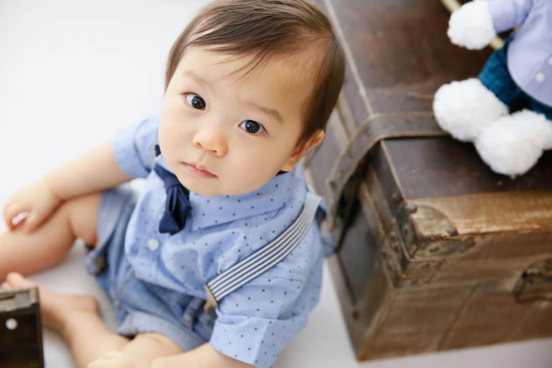 関口未来さんのインスタグラム写真 - (関口未来Instagram)「First Birthday Photos  たくさん撮っていただいたのですが、とりあえず🤣🧡  本来ならば、両家の両親もそろって一升餅でお祝いしたかったですが、会えないので写真を送ることに。 愛犬ともどうしても撮影したいし、感染対策もあり、一軒家を借りて撮影しました☺️  衣装は借りられますが、自前で全て　@hm で揃えました❣️  フォーマルなブラックと 少しカジュアルなブルー  そしてカメラマンさんのご好意で、おむつフォトに挑戦  もう最後の最後だったので泣いてて、でも泣き顔のおむつ姿もこの時期ならではで、キュン  抱きしめているテディベアは 私たちからの誕生日プレゼント　@familiar_official の真っ白なテディベア😇 同じ様なコーディネートしてます笑  テディベアがすんごく好きな息子…🧸なんか黄色い声をあげて、いつもテディベアに甘えています笑  #happybirthday  #firstbirthday  #1歳お誕生日 #babycake #ファーストバースデーフォト  #おうちパーティー #お誕生日 #お誕生日おめでとう  #ファーストバースデー  #mamagirl #millymilly #たまひよメイト #たまひよ公式グラマー  #サンキュ公式インスタグラマー  #男の子ママと繋がりたい  #プレママさんと繋がりたい  #女の子ママ  #フォロワー募集中 #1歳男の子  #ベビスタグラム」2月11日 20時10分 - miki.sekiguchi_x