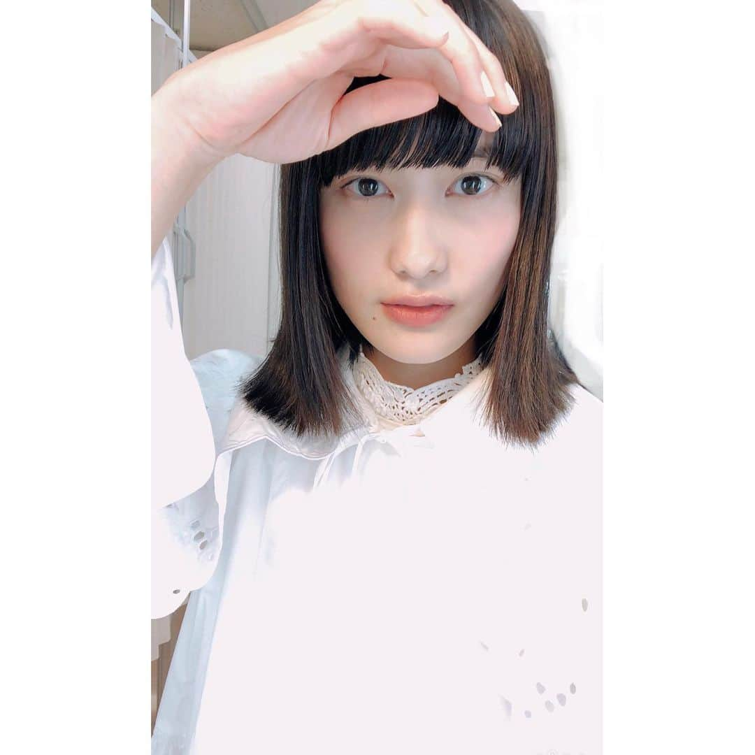 橋本愛さんのインスタグラム写真 - (橋本愛Instagram)「ごごナマの衣装とメイクが可愛すぎたのでここに納めさせてください。自撮り大量生産申し訳ございません！！！  patouとmameの白ワンピース重ねるの天才  実は明日は「チコちゃんに叱られる」出ます！チコちゃんめちゃキュゥトだったわぁ〜❤︎  青天を衝けがもう今週の日曜放送ということでビビっている。楽しみだ〜」2月11日 20時11分 - ai__hashimoto