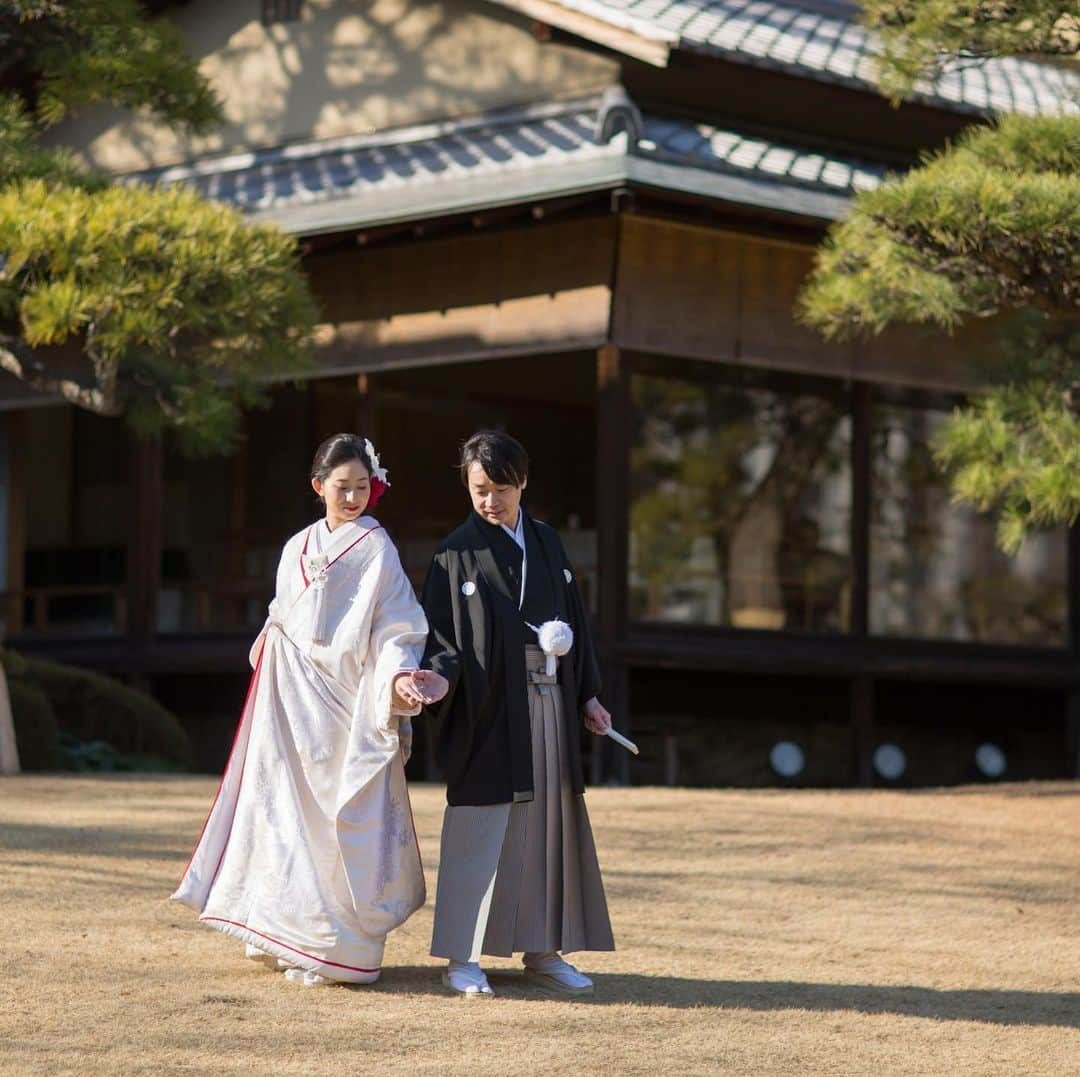 八芳園さんのインスタグラム写真 - (八芳園Instagram)「季節が移ろう日本庭園で、 いましかない瞬間を残しませんか。 . 八芳園のフォトチーム「ar photo」では、 ウエディングやロケーションフォトをはじめ .  お食い初めや、入学式 卒業式などの ご家族のストーリーを残す ファミリーフォトの撮影も行なっております。 .  四季とともに移り変わる庭園は、 二度と同じ顔を見せません。 .  人生の大切な瞬間も一度きり。 .  皆さまの幸せなお時間を、 いつまでも思い返していただくため。  . プロのカメラマンが形に残します。 . @arphoto_happoen  . ■プラン詳細はこちらより https://www.ar-photo.jp/ . . #八芳園 #日本庭園 #結婚式場 . #八芳園花嫁 #大人婚 #式場探し #東京花嫁 #関東花嫁#2021春婚#2021夏婚 #プレ花嫁さんと繋がりたい #和装結婚式 #2021bride #2021wedding #weddingphoto . #ファミリーフォト #卒業式 #記念写真 #お食い初め #入学式 . #東京カメラ部 #写真好きな人と繋がりたい #その瞬間に物語を . #japanesegarden #japan_of_insta #jp_mood #jp_views #ig_japan」2月11日 20時11分 - happoen