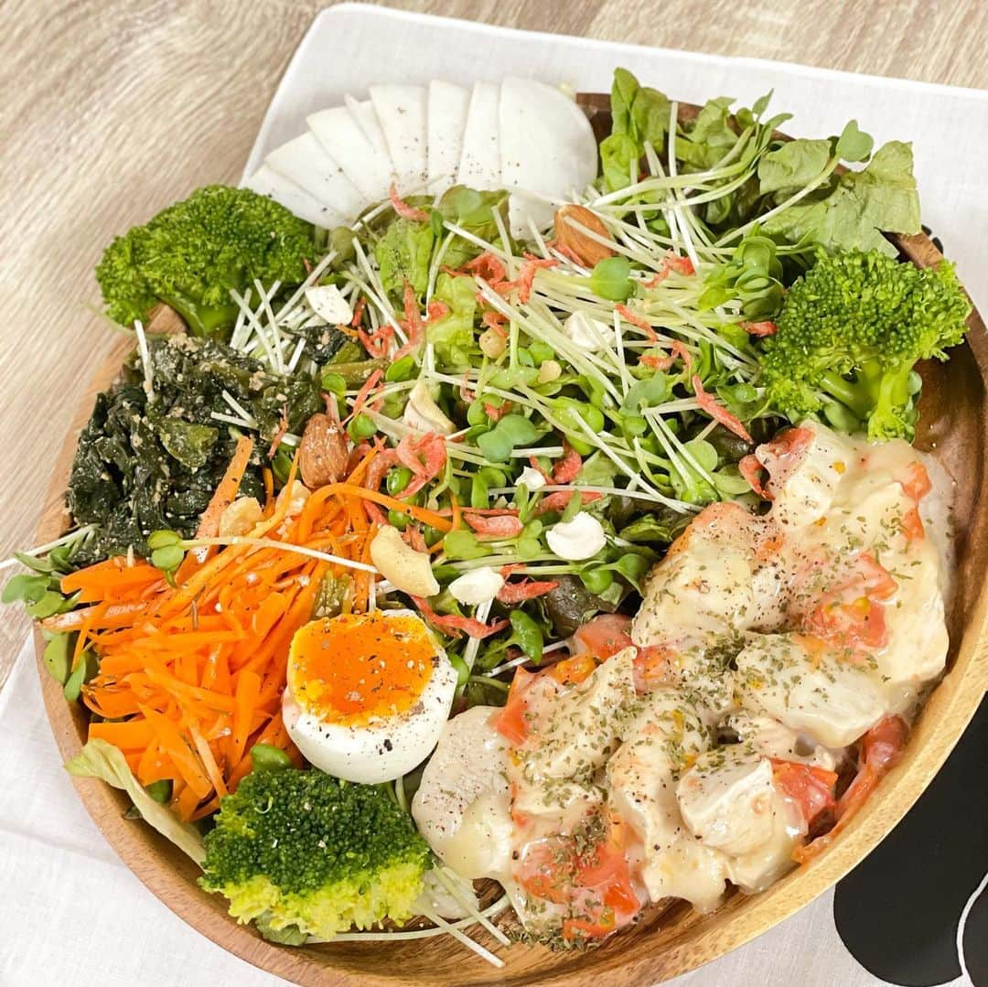 のインスタグラム：「祝日のディナーワンプレート🌙﻿ ﻿ —— #松本食堂 ——﻿ ﻿ ⚪︎鶏胸肉の簡単イタリアン風﻿ ⚪︎にんじんのラペ﻿ ⚪︎ほうれん草のごま和え﻿ ⚪︎生野菜サラダ﻿ ・サニーレタス﻿ ・カイワレ﻿ ・ブロッコリー﻿ ・カブ﻿ ⚪︎ゆで卵﻿ ⚪︎オートミール﻿ ⚪︎ミックスナッツ、干しエビ、﻿ ﻿ ﻿ シンプルに旨すぎ！﻿ こういうのが家だと落ち着く。﻿ たまにがっつり食べるのがちょうど良い🤤﻿ *﻿ 作り置きがまだ残ってるので﻿ 前回とそんなには変わらないワンプレート◎﻿ *﻿ 鶏胸肉の簡単イタリアンは﻿ 過去のpost「5分で出来る水晶鶏風鶏ハム」﻿ この作り置き鶏ハムがめちゃくちゃ優秀ですよ👏﻿ トマト刻んで、脂肪分30%OFFのチーズでオーブン🫕﻿ *﻿ この作り置き達で作った﻿ 昨日と明日のお弁当たちは﻿ 明日と明後日に投稿しようと思います✍️﻿ *﻿ ﻿ — 🧑🏼🍽 ———﻿ ⓢ #鶏ハム #鶏胸肉 #イタリアン #オートミール #ワンプレート﻿」