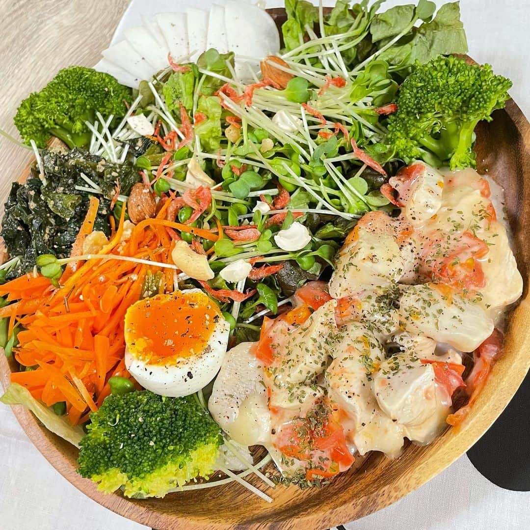 松本翔さんのインスタグラム写真 - (松本翔Instagram)「祝日のディナーワンプレート🌙﻿ ﻿ —— #松本食堂 ——﻿ ﻿ ⚪︎鶏胸肉の簡単イタリアン風﻿ ⚪︎にんじんのラペ﻿ ⚪︎ほうれん草のごま和え﻿ ⚪︎生野菜サラダ﻿ ・サニーレタス﻿ ・カイワレ﻿ ・ブロッコリー﻿ ・カブ﻿ ⚪︎ゆで卵﻿ ⚪︎オートミール﻿ ⚪︎ミックスナッツ、干しエビ、﻿ ﻿ ﻿ シンプルに旨すぎ！﻿ こういうのが家だと落ち着く。﻿ たまにがっつり食べるのがちょうど良い🤤﻿ *﻿ 作り置きがまだ残ってるので﻿ 前回とそんなには変わらないワンプレート◎﻿ *﻿ 鶏胸肉の簡単イタリアンは﻿ 過去のpost「5分で出来る水晶鶏風鶏ハム」﻿ この作り置き鶏ハムがめちゃくちゃ優秀ですよ👏﻿ トマト刻んで、脂肪分30%OFFのチーズでオーブン🫕﻿ *﻿ この作り置き達で作った﻿ 昨日と明日のお弁当たちは﻿ 明日と明後日に投稿しようと思います✍️﻿ *﻿ ﻿ — 🧑🏼🍽 ———﻿ ⓢ #鶏ハム #鶏胸肉 #イタリアン #オートミール #ワンプレート﻿」2月11日 20時13分 - matsumotosho444