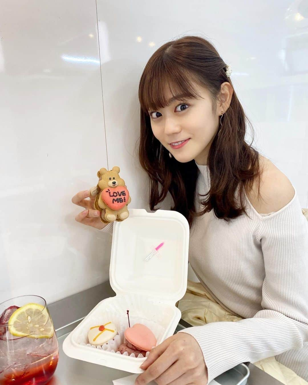 久木田菜々夏さんのインスタグラム写真 - (久木田菜々夏Instagram)「くまキャラを紹介する人みたいに🧸を見つけては、買ってしまう🤦🏻‍♀️♥️  バレンタイン版マカロン可愛くてついっ😉🍫  #マカロン #cooing #tokyo #東京カフェ #カフェ #カフェ巡り #表参道カフェ #原宿カフェ #instagood #instalike #mercuryduo #バレンタイン #トゥンカロン #ホワイトデー」2月11日 20時23分 - nanaka_kukita