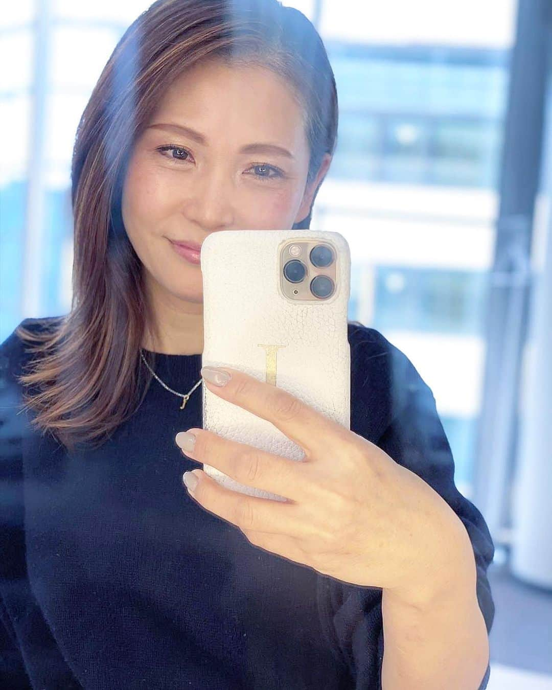 lady.junjunさんのインスタグラム写真 - (lady.junjunInstagram)「.  そろそろカラーしにいかなきゃなんだけど💇‍♀️ 今のカラーがすごく気に入ってます。 @aotaku0220  @delabyafloat.76  . . 毎日必ず使うヘアバーム @lilay0510  これがないと私の癖毛が おさまりません。 .  . #ハイライト #白髪をマスカラで隠してます #それにしても手がデカく見える #アラフィフ　 #リレイ #lilay #ロブヘア #54歳」2月11日 20時23分 - lady.junjun