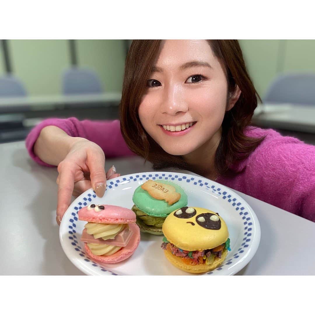 尾島早都樹のインスタグラム：「#バレンタイン 特集🍫♡ 今年の傾向を調査してきました🔍🕵️‍♀️  取材中、お客さんの視線を集めていた 韓国風マカロンの #トゥンカロン 🍬🥺  #チューリップテレビ #アナウンサー #女子アナ #バレンタインデー #マカロン #カラフル #映え #とぅんかろん #ぴえん #グラッチェクラウド #N6 #ニュース」