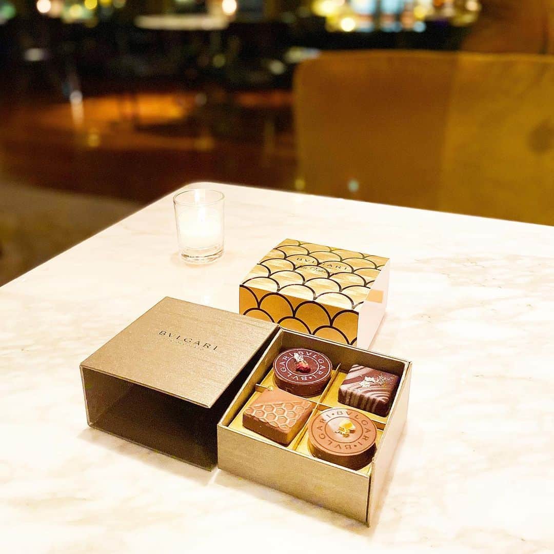 市川歩美のインスタグラム：「ブルガリ イル・チョコラート「サン・バレンティーノ2021」です。  イタリアの地域性に富んだ食材からインスピレーションを得た煌めくような4粒✨  フルーティーなグラッパ風味のミルクチョコレートガナッシュ、ペコリーノ・チーズとアカシヤはちみつのガナッシュ、エリカはちみつのミルクチョコレートガナッシュ、ペペロンチーノを使ったチリオイルとアーモンドとヘーゼルナッツのプラリネ……✨✨  本命チョコにふさわしいチョコレートボックスです✨✨  #チョコレート #チョコレート大好き #チョコレート好き #ショコラ #チョコレート好きと繋がりたい #チョコレートケーキ #chocolate #カカオ #cacao #ilovechocolate  #chocolat #chocolatelovers  #ブルガリイルチョコラート  #バレンタインチョコ  #2021バレンタイン  #本命チョコ」