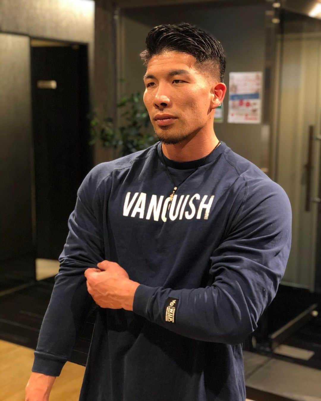 大山大輔さんのインスタグラム写真 - (大山大輔Instagram)「@vqfit  新作ウェアのW.U.Pのオーバーサイズのロンティ✨✨ ウォーミングアップにはピッタリサイズではなく、オーバーサイズがベスト！！  https://www.vqfit.com/weggy  全着用サイズは"M"です。  プロフィールにはVANQUISHのリンクがあるのでぜひそちらから購入して下さい🤘🤘 ----------------------------- 魅せる身体と動ける身体の両立を目指すなら、オンラインサロン【フィットネス樹形図.D】へ入会するのが近道！！ 大山大輔のトレーニング動画や解説、アニマルフローの行い方やセミナー参加無料など特典も多いオンラインサロンです。  https://peraichi.com/landing_pages/view/fitnesszyukeizud/ ＊オンラインサロンが気になる方はぜひDMでお問い合わせ下さい。  #トレーニングウェア #オーバーサイズ #オーバーサイズシャツ #フィットネス樹形図d #オンラインサロン #フィジーク #フィジーク選手 #noteクリエーター #運動能力向上 #身体調整 #運動不足解消 #フィットネス #fitness #健康 #トレーニング #training #ワークアウト #workout #見た目重視 #機能性重視 #カッコいい身体作り #動ける身体作り #解剖学 #筋肉男子 #筋肉 #muscle」2月11日 20時19分 - weggy_fitness0704