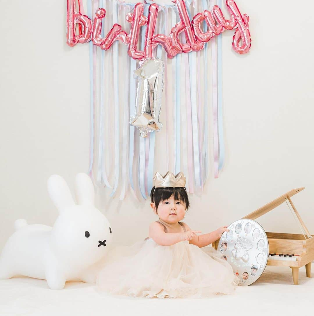 Lovegraph_Kids ラブグラフキッズさんのインスタグラム写真 - (Lovegraph_Kids ラブグラフキッズInstagram)「おうちバースデー撮影👧🏻🎂 ㅤㅤㅤ photographer @nmgraph_jp ㅤㅤㅤ ୨୧┈┈┈┈୨୧ ㅤㅤㅤ 出張撮影Lovegraphで撮影したお子さま・ファミリーの写真を毎晩投稿しています☺️✩︎⡱ ㅤㅤㅤ ୨୧┈┈┈┈୨୧ ㅤㅤㅤ 撮影プラン💁‍♀️🌼 ㅤㅤㅤ ❁︎ライトプラン 9,800円/10枚 ※エリア限定・カメラマンはお任せになります ㅤㅤㅤ ❁︎スタンダードプラン(全国) 23,800円/75枚〜 ※人気のプラン！ ※エリアやによってはご希望日程で対応できない場合もございます ㅤㅤㅤ その他のプランやオプション、撮影お申し込みはプロフィールURLからどうぞ☺️✈︎ ㅤㅤㅤ ୨୧┈┈┈┈୨୧ ㅤㅤㅤ #ラブグラフ #Lovegraph #幸せな瞬間をもっと世界に ㅤㅤㅤ #ママリ #コドモノ #子どもとお出かけ #子どもと暮らす #子どものいる暮らし #ig_kids #ig_kidsphoto #super_japan_channel #おうち時間 #おうち撮影 #ハーフバースデー #1歳誕生」2月11日 20時19分 - lovegraph_kids