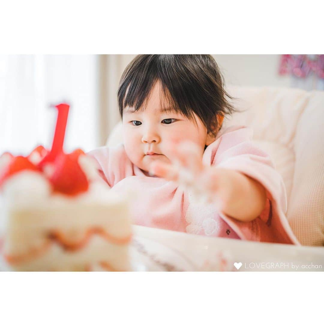 Lovegraph_Kids ラブグラフキッズさんのインスタグラム写真 - (Lovegraph_Kids ラブグラフキッズInstagram)「おうちバースデー撮影👧🏻🎂 ㅤㅤㅤ photographer @nmgraph_jp ㅤㅤㅤ ୨୧┈┈┈┈୨୧ ㅤㅤㅤ 出張撮影Lovegraphで撮影したお子さま・ファミリーの写真を毎晩投稿しています☺️✩︎⡱ ㅤㅤㅤ ୨୧┈┈┈┈୨୧ ㅤㅤㅤ 撮影プラン💁‍♀️🌼 ㅤㅤㅤ ❁︎ライトプラン 9,800円/10枚 ※エリア限定・カメラマンはお任せになります ㅤㅤㅤ ❁︎スタンダードプラン(全国) 23,800円/75枚〜 ※人気のプラン！ ※エリアやによってはご希望日程で対応できない場合もございます ㅤㅤㅤ その他のプランやオプション、撮影お申し込みはプロフィールURLからどうぞ☺️✈︎ ㅤㅤㅤ ୨୧┈┈┈┈୨୧ ㅤㅤㅤ #ラブグラフ #Lovegraph #幸せな瞬間をもっと世界に ㅤㅤㅤ #ママリ #コドモノ #子どもとお出かけ #子どもと暮らす #子どものいる暮らし #ig_kids #ig_kidsphoto #super_japan_channel #おうち時間 #おうち撮影 #ハーフバースデー #1歳誕生」2月11日 20時19分 - lovegraph_kids