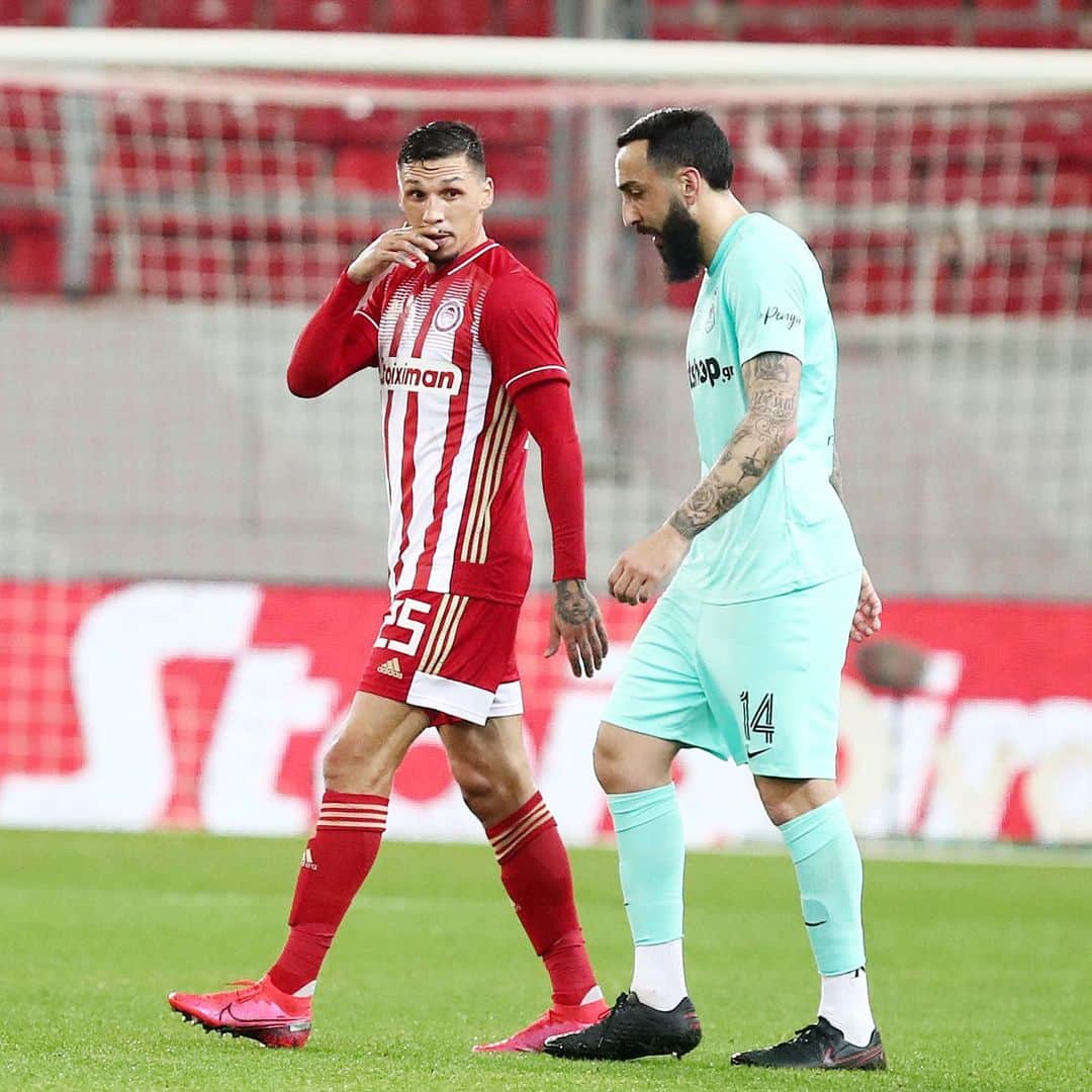 ヨゼ・ホレバスのインスタグラム：「One step closer 👊🏽🔴⚪️ ! #olympiacos #greekcup #victory #win」