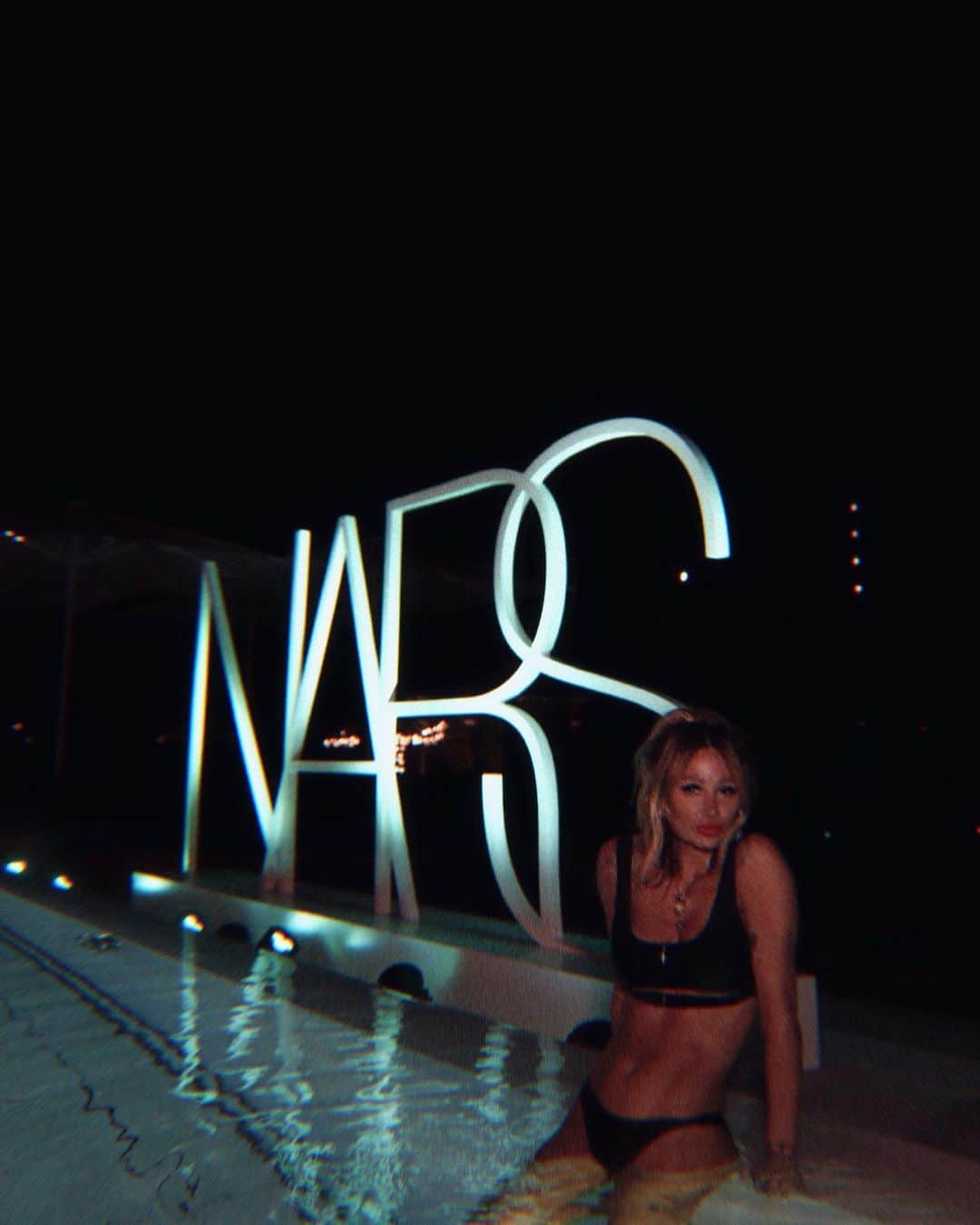 ルー・ティーズデールのインスタグラム：「Timehop memories on our last brand trip in Switzerland. We were too lucky to have this life anyway... 🙃 @narsissist x」