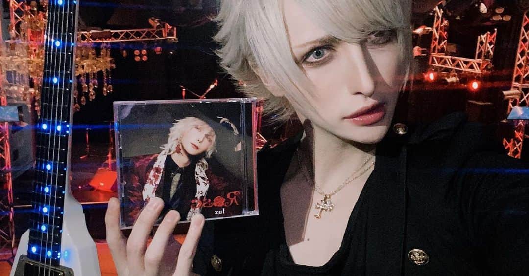 MiA のインスタグラム：「luzくんのNewシングル　RoseのライブDVDにてギター弾かせて頂きました⚜️  撮影前に#Twinkmiru で上まつ毛パリジェンヌラッシュリフト 下まつげエクステ両目で計30本 やって頂きました。 上睫毛あがると視界もよくなって最高。またいきます。  こちらの投稿を見て来て頂いた方はオプションのケラチントリートメントを無料でお付けいたします！  #Twinkmiru  #パリジェンヌラッシュリフト　#表参道マツエク」