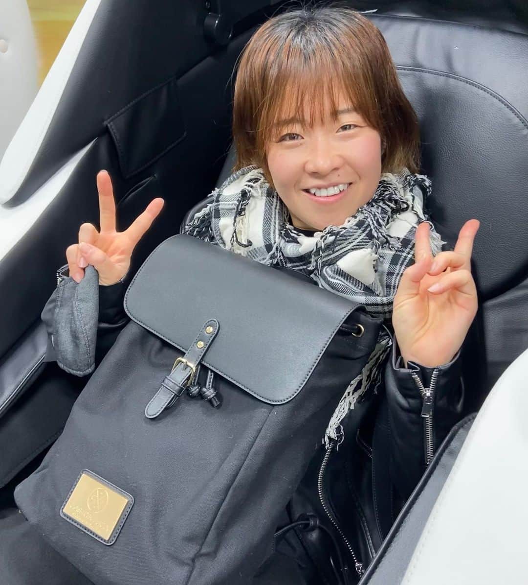 のインスタグラム：「練習後のまったりタイム🤤💭  パソコンもすっぽり入って背負いやすいし可愛いし、、、このバック好き😍 @gastonluga   ———————————————— 1月23日～ 2月16日 　  バレンタイン&ホワイトデーキャンペーン  大好きなあの人に贈ろう！ 2月16日までバックパック全商品10%off！ さらにクーポンコード使用で最大25%off!  15％専用割引コード：MNM15(期限なし) http://gastonluga.com  送料無料＆返品交換返送料無料 安心の国内配送 ———————————————-  #GastonLuga #ガストンルーガ #リュックサック#バックパック #ビーガンレザー #まったり #リラックス #タイム #バック #リュック #黒コーデ #テニス #テニスプレイヤー #アスリート #女性アスリート #女子アスリート #スポーツ #レザー #レザーコーデ」