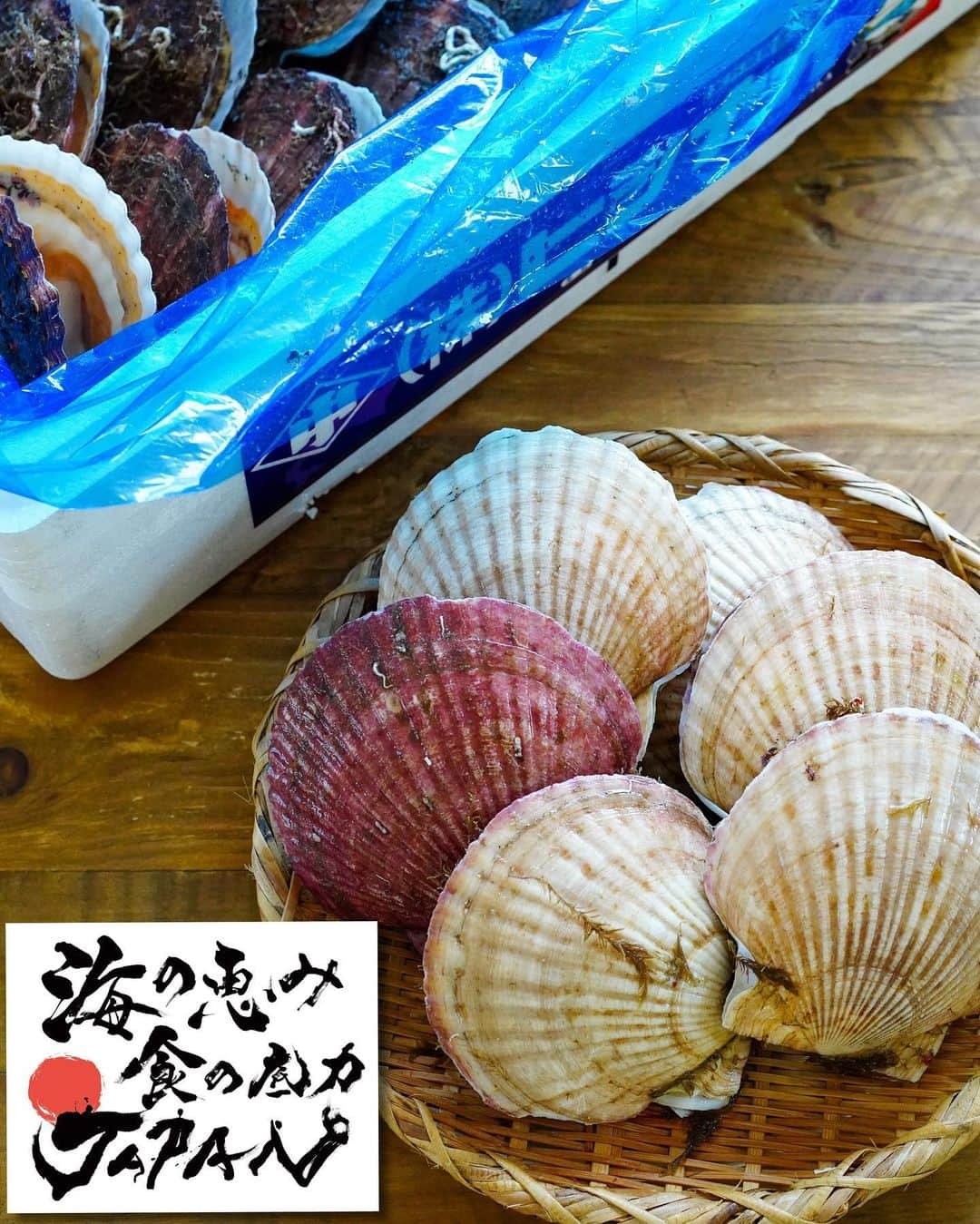 Ayaさんのインスタグラム写真 - (AyaInstagram)「海の恵みでおうちごはん﻿ ﻿ ﻿ こんばんは😊﻿ ﻿ コロナ禍により、水産物取扱出荷量や価格の落ち込みが続いています😣﻿ ﻿ そんな深刻な状況を少しでも改善したいという願いから、「 #海の恵み食の底力JAPAN 」というプロジェクトが発足されました‼️﻿ ﻿ 私たちの住む日本は、自然豊かな海に囲まれ、沢山の水産業関係者のおかげで、常に美味しい水産物を食べることが出来ています。﻿ ﻿ 水産物は日本に住む私たちの食生活には欠かせない資源です‼️﻿ ﻿ 私たちの日々の暮らしは当たり前ではなく、沢山の方が関わって成り立っていると強く思う今日この頃だからこそ、このプロジェクトの話を聞き、微力ながらも力になりたいと思い参加させて頂きました💪﻿ ﻿ 今回使った食材は鹿児島のカンパチと北海道のホタテ貝です。(写真2枚目3枚目を見てね）﻿ ﻿ 海の恵みと関わった方々に感謝して、私なりにですが精一杯心を込めて調理させて頂きました🙏﻿ ﻿ お品書き﻿ ﻿ カンパチとホタテの海鮮丼﻿ ホタテのカルパッチョ﻿ ホタテの刺身﻿ カンパチの刺身﻿ カンパチの唐揚げ﻿ カンパチのみぞれ煮﻿ ホタテのグラタン﻿ カンパチの照り焼き﻿ ホタテ（白子・卵巣・ひも）とブロッコリーのガーリック炒め﻿ カンパチと大根の煮物﻿ ホタテのお吸い物﻿ ﻿ どちらの食材もまずはそのままで頂きましたが、調味料なんていらないと思うほどの美味しさ😭✨﻿ ﻿ 素材が良いので、調理もしやすいし、美味しく仕上がり家族も大喜びでした🥰﻿ ﻿ カンパチってこんなに美味しいお魚だったのね！！と再発見✨﻿ ﻿ ホタテの美味しさは知っていましたが、自分で捌くことにより、内臓以外の全てを頂きたいという思いになり、ガーリック炒めやお吸い物に調理しました😊✨﻿ ﻿ こうやって、海の恵みを自宅で食べることによって、水産業関係者を応援出来ていると思うと、もっと魚介類を沢山食べようという気持ちが強くなりました😌﻿ ﻿ ﻿ 是非皆さんにも、　#日本の水産物を食べて応援　していただきたいです😊‼️﻿ ﻿ この取り組みに共感して下さる方が増え、水産物を食べて下さる方が一人でも増えることを願っています🙏✨﻿ ﻿ ﻿ では、本日もお疲れ様でした😊✨﻿ ﻿ ﻿ @sakanaouen2020  #海の恵み底力JAPAN﻿ #日本の水産物を食べて応援﻿ #PR#おうちごはん#カンパチ#ホタテ#海の幸#おうちごはんlover#フーディーテーブル#マカロニメイト#エルグルメ#カルパッチョ#刺身#ホタテのグラタン#照り焼き#唐揚げ#海鮮丼　﻿」2月11日 20時22分 - aya_m08