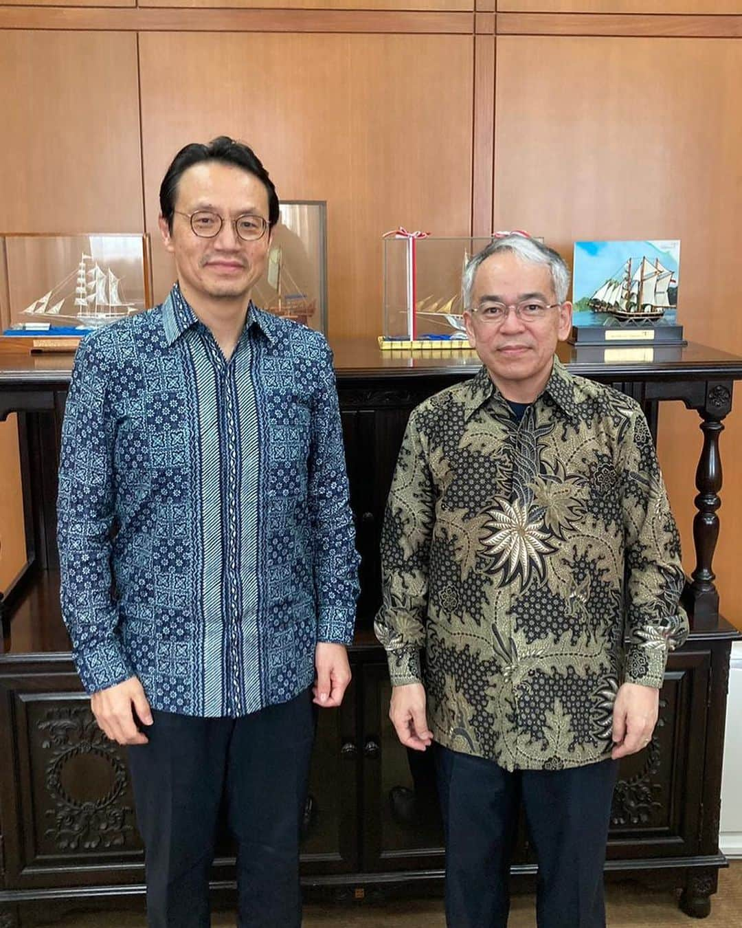 石井正文さんのインスタグラム写真 - (石井正文Instagram)「Saya menerima kunjungan kehormatan dari Bapak Shimomura Norimasa, Resident Representative UNDP (United Nations Development Programme) di Indonesia.🌏🌐 UNDP merupakan salah satu mitra penting dalam mendorong terjalinnya kerja sama antara Jepang dan Indonesia. 🤝 Dengan menggunakan dana dari Pemerintah Jepang, UNDP melaksanakan sejumlah proyek termasuk bantuan untuk penanganan COVID-19 dan pemulihan ekonomi di Indonesia.💊 Kami akan terus berkoordinasi dengan UNDP guna pengembangan berkelanjutan di Indonesia! (Kami membuka masker hanya saat ambil foto.)   ＵＮＤＰ（国連開発計画）インドネシアの下村駐在代表が御挨拶に来てくださいました🌏🌐 ＵＮＤＰは、日本とインドネシアが協力を進めていく上での重要なパートナーの一つです🤝 日本政府が資金を拠出する形で、ＵＮＤＰはインドネシアにおいて、新型コロナウイルス対策・経済回復支援などのプロジェクトを進めています💊 今後もＵＮＤＰと様々な分野で連携して、インドネシアの持続可能な開発に協力していきます！ （写真撮影の時だけ、マスクを外しています。）  #dutabesarjepang#dubeskanasugi #ジャカルタ#インドネシア」2月11日 20時22分 - jpnambsindonesia