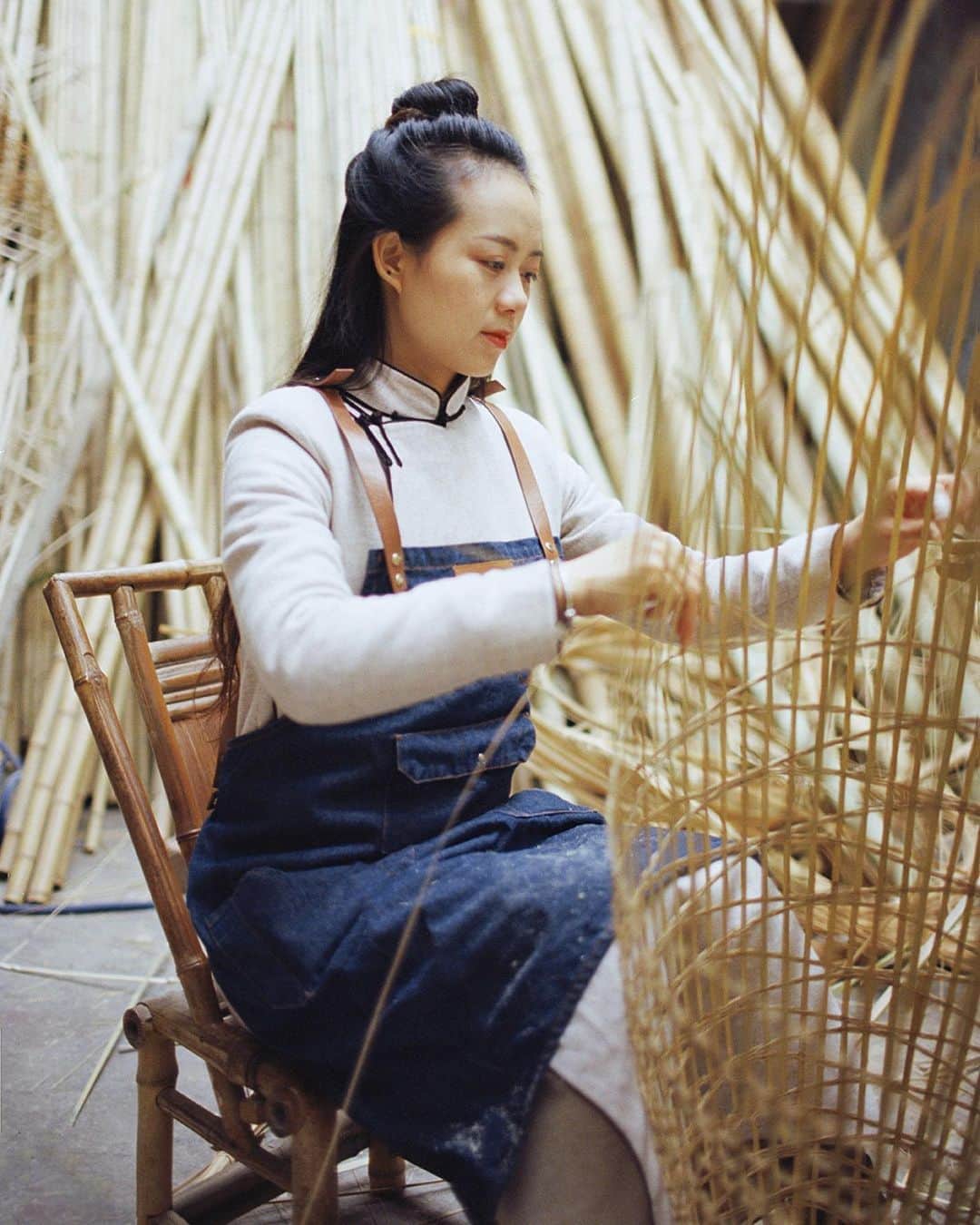 Loeweさんのインスタグラム写真 - (LoeweInstagram)「Celebrating the symbiosis between craft, family and tradition, we visit three families passing traditional Chinese folk art techniques on to the next generation.   A heritage craft passed down for over 2000 years, Daoming bamboo weaving techniques are used to create bamboo lanterns for the Lunar New Year.   See more on loewe.com   -   辛丑新春，LOEWE罗意威《家·承》中国年专题迎来第三季，我们走访四川、安徽与陕西三个传统工艺世家，继续以影像书写属于春节、家庭与工艺的传承故事。   道明竹编是拥有逾2000年历史的传统技艺，而花灯是道明竹编中的一脉。在经纬编织的基础上，穿插各种技法，图案清晰、层次分明。杨隆梅与父亲杨贞的灯笼，便是专属于他们的春节记忆。   #LOEWE #LOEWEcraft #LunarNewYear」2月11日 20時28分 - loewe
