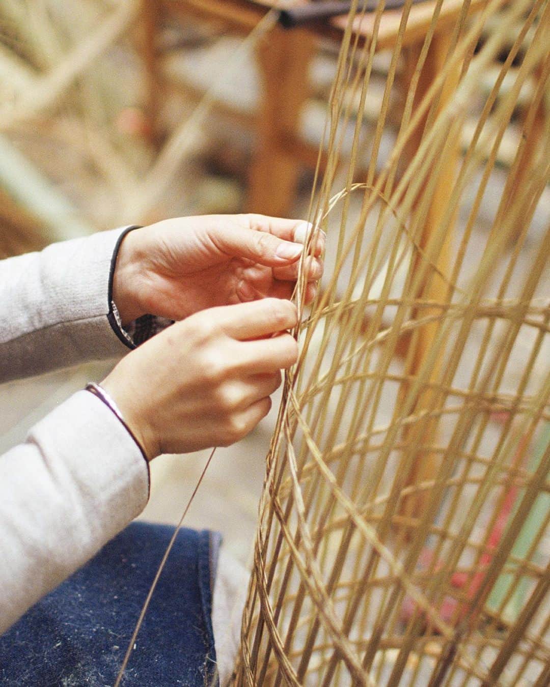 Loeweさんのインスタグラム写真 - (LoeweInstagram)「Celebrating the symbiosis between craft, family and tradition, we visit three families passing traditional Chinese folk art techniques on to the next generation.   A heritage craft passed down for over 2000 years, Daoming bamboo weaving techniques are used to create bamboo lanterns for the Lunar New Year.   See more on loewe.com   -   辛丑新春，LOEWE罗意威《家·承》中国年专题迎来第三季，我们走访四川、安徽与陕西三个传统工艺世家，继续以影像书写属于春节、家庭与工艺的传承故事。   道明竹编是拥有逾2000年历史的传统技艺，而花灯是道明竹编中的一脉。在经纬编织的基础上，穿插各种技法，图案清晰、层次分明。杨隆梅与父亲杨贞的灯笼，便是专属于他们的春节记忆。   #LOEWE #LOEWEcraft #LunarNewYear」2月11日 20時28分 - loewe