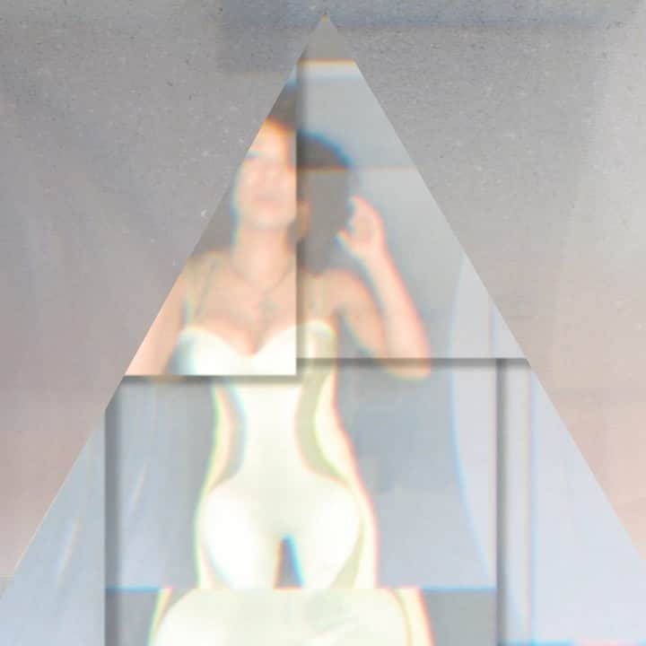 アヌーシュカのインスタグラム：「‘You My Love’ is out now to stream! So happy to be sharing this with the world and thanks to @laurenlaverne for the premiere this morning. Link in bio. 📡📡📡 . . . . . . #newmusic #truthoughts #anushka #futuresoul #electronica #brighton #uk #releaseday #analogue #wonky」