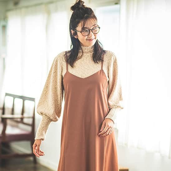 岩上陽子のインスタグラム：「エコレザーワンピースと袖ボリュームニットの異素材コーデ🤓  レザーワンピはラインを拾わないからアラフォーにもおすすめ。後ろがリボンで着丈の調節が可能。 ブラックもあります🦨  ニットはこのベージュと、グレーの2色あります。 * @web_kob  #ワンマイルウェア  #ルームウェア #FIRSTFLOOR *  * *  #光文社公式通販kokodejp#STORY#セレSTORY #光文社#kokode#kokodejp#mamalife#きれいめカジュアル#普段着コーデ#普段着#春ファッション#オトナ女子#ママコーデ#ママファッション#子育てママ#アラサーママ#アラフォーママ#アラフォー#アラサー#春コーデ#ルームウェア女子#エコレザー#部屋着#おうち時間#レザーワンピース#部屋着コーデ#らくちんコーデ」