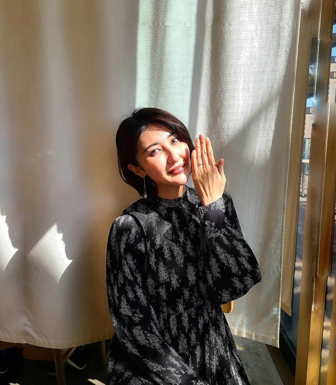 Lisaのインスタグラム：「. 【ご報告】 . 突然のご報告になりますが、 本日2月11日に入籍致しました💍 . 私のことをいつもとっても大切にしてくれる 彼と夫婦になれてすごくすごく幸せです🥰❤ . こんなご時世なので、まだ式は行わず 来年以降を予定しております🙆🏼‍♀️ また落ち着いて皆に来てもらえる状況になったら 改めて報告させて頂きます🥰🥰 . これからも夫婦共々よろしくお願い致します🙇🏼‍♀️💓 #2.11#入籍#結婚#結婚しました#ご報告#入籍報告#justmarried#happy」