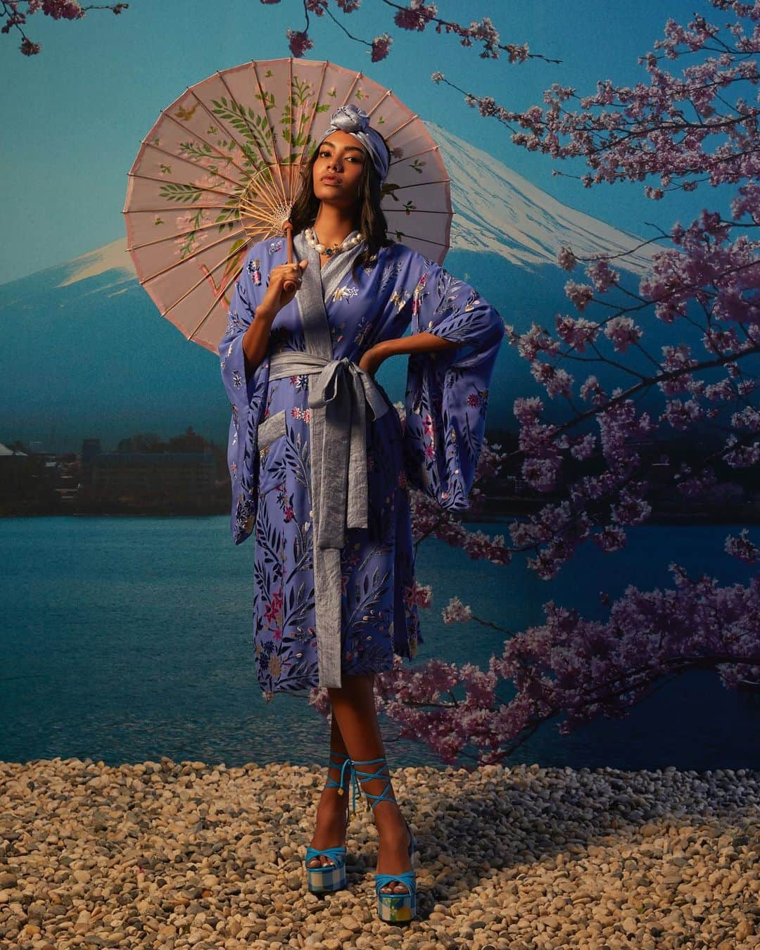 Sretsisさんのインスタグラム写真 - (SretsisInstagram)「From early light to after dark, the everlasting allure of the kimono robe is timeless. Tap photo to shop the look from #SretsisRS21 featuring archive fabrics from #Sretsis 💙#RS21KissTheWorld #SretsisReimagined」2月11日 20時30分 - sretsisofficial