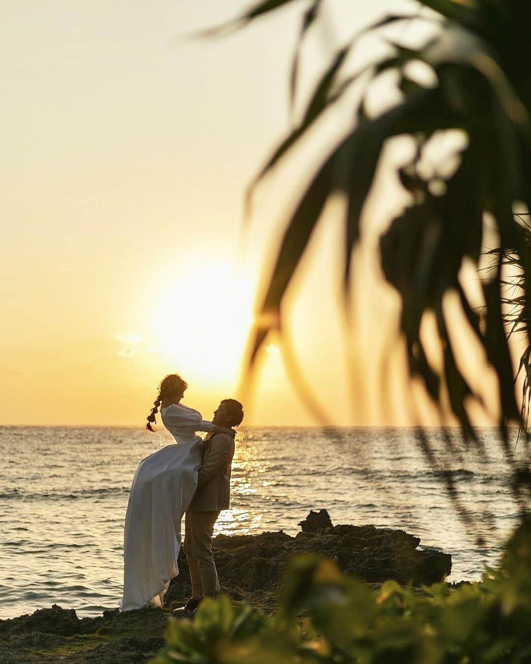 白岩まちこのインスタグラム：「≫≫🎁...#LINEギフト  ㅤㅤㅤㅤㅤㅤㅤㅤㅤㅤㅤㅤㅤㅤㅤㅤㅤㅤㅤㅤㅤㅤㅤ ㅤㅤㅤㅤㅤㅤㅤㅤㅤㅤㅤㅤㅤ ㅤㅤㅤㅤㅤㅤㅤㅤㅤㅤㅤㅤㅤ 前撮り写真をチラリ👰🏼💓🤵🏻 ㅤㅤㅤㅤㅤㅤㅤㅤㅤㅤㅤㅤㅤ  ㅤㅤㅤㅤㅤㅤㅤㅤㅤㅤㅤㅤㅤ みんな、バレンタインの贈り物決めた🙊⁉️ㅤㅤㅤㅤㅤㅤㅤㅤㅤㅤㅤㅤ ㅤㅤㅤㅤㅤㅤㅤㅤㅤㅤㅤㅤㅤ  毎年バレンタインの時期は出張でホテル生活になる旦那👦🏻🏨 ㅤㅤㅤㅤㅤㅤㅤㅤㅤㅤㅤㅤㅤ ㅤㅤㅤㅤㅤㅤㅤㅤㅤㅤㅤㅤㅤ ㅤㅤㅤㅤㅤㅤㅤㅤㅤㅤㅤㅤㅤ ㅤㅤㅤㅤㅤㅤㅤㅤㅤㅤㅤㅤㅤ 今までは入浴剤とか携帯加湿器とかをプレゼントしてたんやけど、今年はコロナで会いに行けないから、 どこに居ても贈れるLINEギフトでバレンタインを贈ってみた🎁🍫ㅤㅤㅤㅤㅤㅤㅤㅤㅤㅤㅤㅤㅤ  ㅤㅤㅤㅤㅤㅤㅤㅤㅤㅤㅤㅤㅤ ㅤㅤㅤㅤㅤㅤㅤㅤㅤㅤㅤㅤㅤ LINEギフトには色んなジャンルのギフトがあるから迷ったんやけど、 ホテル食が続いてて、またモスバーガー🍔食べたくなる時もあるかなーって思って、あえてのモスバーガー😂 🍴( 結婚して一気に現実的な贈り物www ㅤㅤㅤㅤㅤㅤㅤㅤㅤㅤㅤㅤㅤ ㅤㅤㅤㅤㅤㅤㅤㅤㅤㅤㅤㅤㅤ ㅤㅤㅤㅤㅤㅤㅤㅤㅤㅤㅤㅤㅤ  住所とか知らなくても、LINEの友だちなら誰にでも気軽に贈れて便利🥴✌🏻✨ ㅤㅤㅤㅤㅤㅤㅤㅤㅤㅤㅤㅤㅤ ㅤㅤㅤㅤㅤㅤㅤㅤㅤㅤㅤㅤㅤ ㅤㅤㅤㅤㅤㅤㅤㅤㅤㅤㅤㅤㅤ ㅤㅤㅤㅤㅤㅤㅤㅤㅤㅤㅤㅤㅤ 誕生日の時のお祝いはもちろん、 待ち合わせにちょっと遅刻するーって時のお詫びに気持ちとしてLINEギフトを使うのもありやんね😘🎁  ㅤㅤㅤㅤㅤㅤㅤㅤㅤㅤㅤㅤㅤ ㅤㅤㅤㅤㅤㅤㅤㅤㅤㅤㅤㅤㅤ  みんなはバレンタインの贈り物決めてる🙈🎁⁉️  ㅤㅤㅤㅤㅤㅤㅤㅤㅤㅤㅤㅤㅤ ㅤㅤㅤㅤㅤㅤㅤㅤㅤㅤㅤㅤㅤ ㅤㅤㅤㅤㅤㅤㅤㅤㅤㅤㅤㅤㅤ  ここのコメント欄に書いて教えて🙈💡 ㅤㅤㅤㅤㅤㅤㅤㅤㅤㅤㅤㅤㅤ ㅤㅤㅤㅤㅤㅤㅤㅤㅤㅤㅤㅤㅤ ㅤㅤㅤㅤㅤㅤㅤㅤㅤㅤㅤㅤㅤ ㅤㅤㅤㅤㅤㅤㅤㅤㅤㅤㅤㅤㅤ ㅤㅤㅤㅤㅤㅤㅤㅤㅤㅤㅤㅤㅤ みんなのバレンタインギフトを見て、参考にしよう🥺👇🏻💓 ㅤㅤㅤㅤㅤㅤㅤㅤㅤㅤㅤㅤㅤ ㅤㅤㅤㅤㅤㅤㅤㅤㅤㅤㅤㅤㅤ ㅤㅤㅤㅤㅤㅤㅤㅤㅤㅤㅤㅤㅤ ㅤㅤㅤㅤㅤㅤㅤㅤㅤㅤㅤㅤㅤ ㅤㅤㅤㅤㅤㅤㅤㅤㅤㅤㅤㅤㅤ  ㅤㅤㅤㅤㅤㅤㅤㅤㅤㅤㅤㅤㅤ  #前撮り#前撮りポーズ#前撮り写真 #前撮り撮影#ブライダルフォト#ウェディングフォト#フォトウェディング#関西花嫁#関西プレ花嫁#プレ花嫁2021 #バレンタインデー#バレンタインギフト #ハッピーバレンタイン#ハッピーバレンタインデー #バレンタイン2021#バレンタインプレゼント #LINEギフト#バレンタイン #LINE#ライン#ラインギフト #PR  ㅤㅤㅤㅤㅤㅤㅤㅤㅤㅤㅤㅤㅤ」