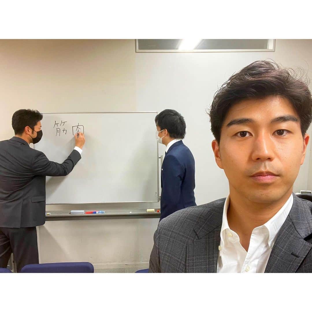 内野泰輔のインスタグラム：「「筋肉への勧誘」  彼もまた誘われていく…  #目撃者  #榎並大二郎 アナウンサー #德田聡一朗 アナウンサー #フジテレビアナウンサー」