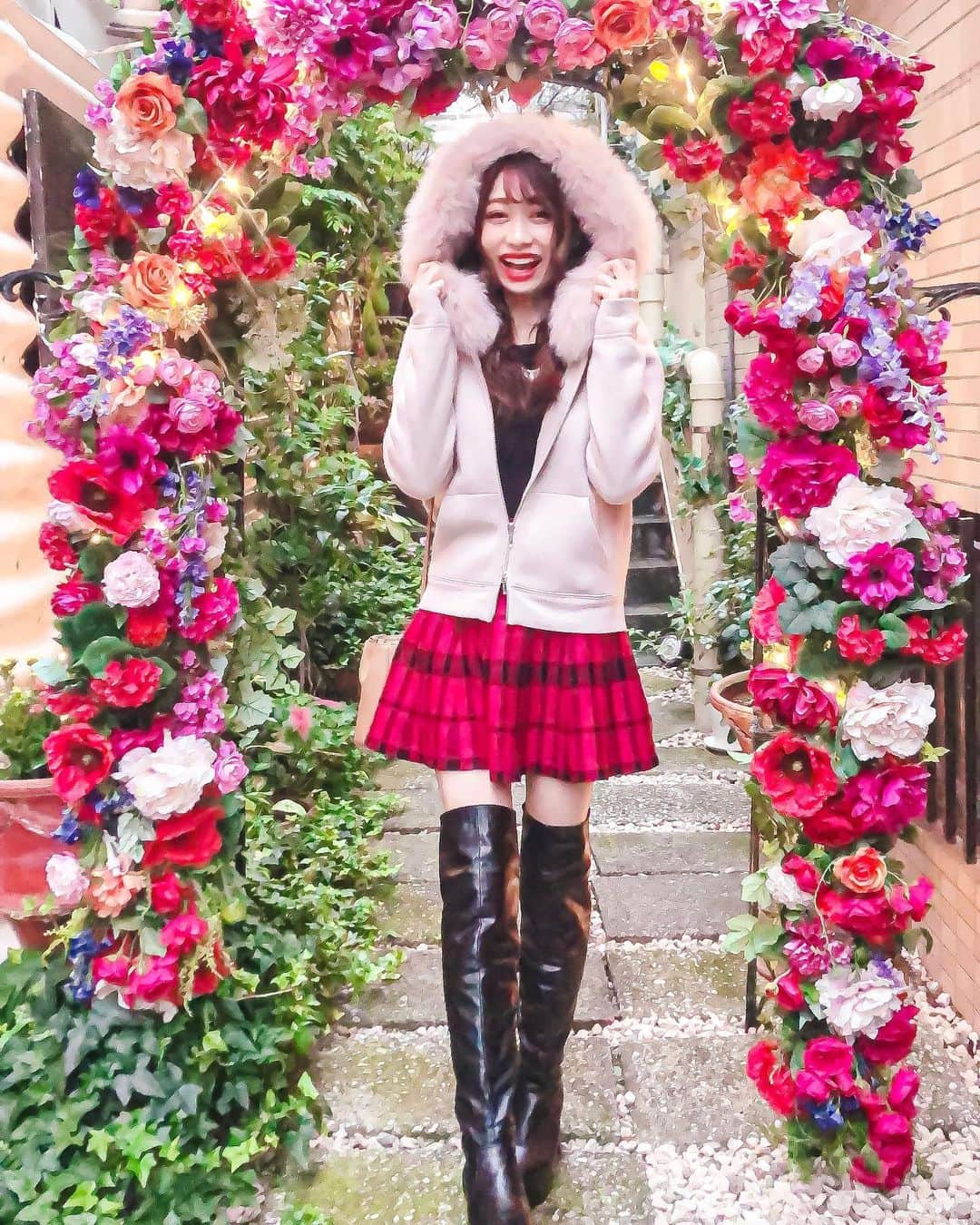 高橋里彩子さんのインスタグラム写真 - (高橋里彩子Instagram)「入口から可愛いラブレー💐﻿ ﻿ ﻿ 代官山と恵比寿の間にある「ラブレー」﻿ っていう女子会に大人気なフレンチレストランだよ〜♡﻿ ﻿ 代官山駅から徒歩3分、﻿ 恵比寿駅から徒歩5分というアクセス抜群な場所🌟﻿ ﻿ 知らないと通り過ぎちゃうようなところにあるよ🤣💗﻿ ﻿ 可愛いところだった(˶ᵔᵕᵔ˶)♡﻿ 女子会にピッタリ💗﻿ ﻿ ﻿ 久々にツインテールした⸜( ´ᐞ` )⸝﻿ ﻿ ちょっとガーリー過ぎたかな？って思った😂🌸﻿ ﻿ ﻿ でもたまーにやりたくなる₍ᐢ. ̫.ᐢ₎♡﻿ ﻿ ﻿ ⸜❤︎⸝〜𝚌𝚘𝚍𝚎〜⸜❤︎⸝﻿ ﻿ ﻿ ❥トップス﻿  #17kg ﻿ @17kg_official   ❥ファーパーカー ﻿ #apuweiserriche ﻿ @apuweiser_official   ❥スカート﻿  #onespo﻿ @onespoofficial  ﻿ ❥ブーツ﻿ #﻿grl @grl_official  ﻿ ﻿ ﻿ ﻿ ﻿ #韓国ファッション #韓国コーデ #レザーブーツ #韓国ファッションコーデ  #カフェ巡り #大人コーデ #秋冬コーデ #ガーリーコーデ #ロングブーツ #ロングブーツコーデ #ミニスカート #ミニスカートコーデ #チェックミニスカート  #パーカーコーデ #ガーリーコーデ  #ツインテール  #ラブレー #代官山ランチ #恵比寿ランチ #代官山 #ラブレー代官山  #代官山カフェ #おしゃれカフェ #カフェ　#バレンタインデー　#バレンタイン #おしゃれカフェ東京」2月11日 20時35分 - konkonwanwan