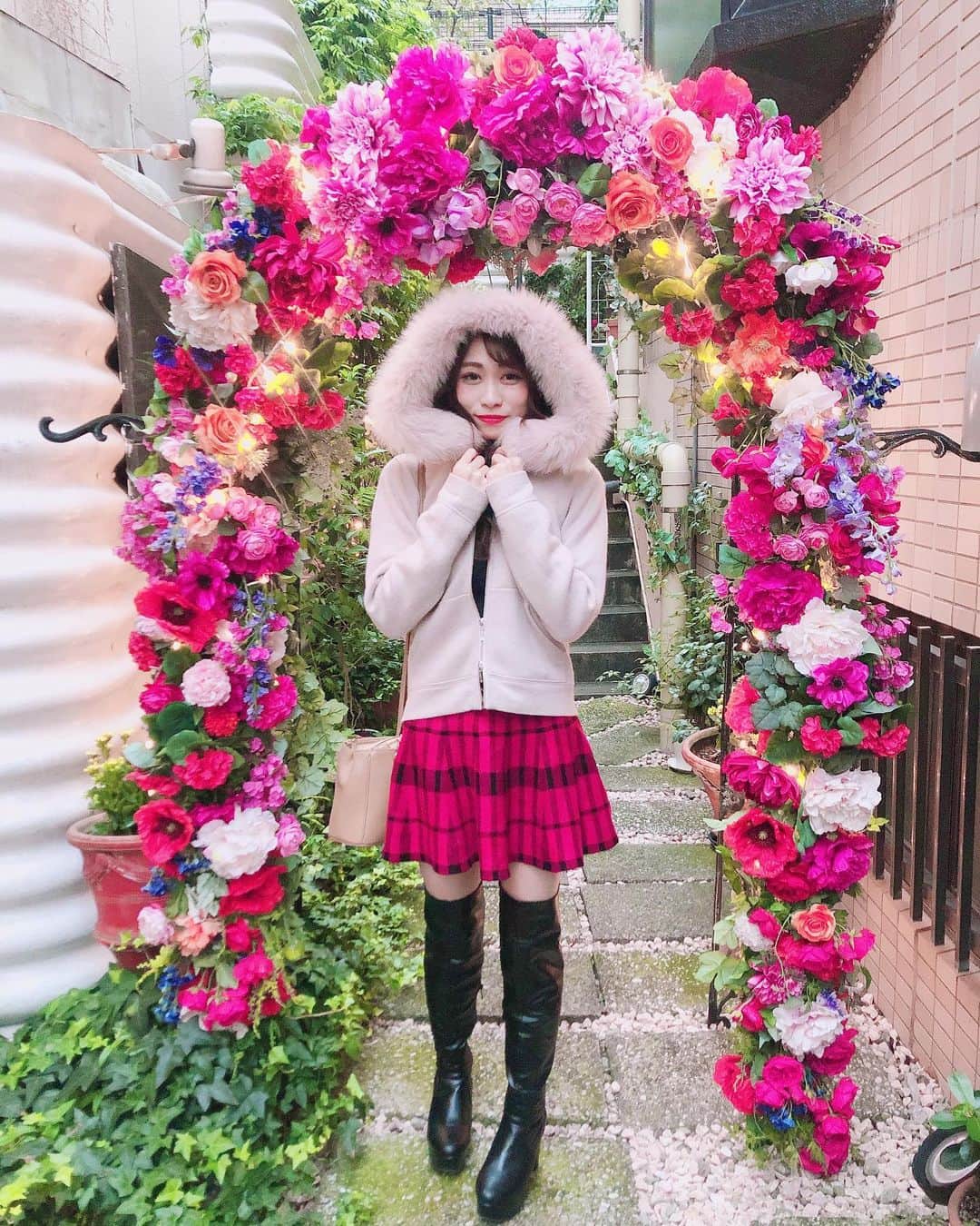 高橋里彩子さんのインスタグラム写真 - (高橋里彩子Instagram)「入口から可愛いラブレー💐﻿ ﻿ ﻿ 代官山と恵比寿の間にある「ラブレー」﻿ っていう女子会に大人気なフレンチレストランだよ〜♡﻿ ﻿ 代官山駅から徒歩3分、﻿ 恵比寿駅から徒歩5分というアクセス抜群な場所🌟﻿ ﻿ 知らないと通り過ぎちゃうようなところにあるよ🤣💗﻿ ﻿ 可愛いところだった(˶ᵔᵕᵔ˶)♡﻿ 女子会にピッタリ💗﻿ ﻿ ﻿ 久々にツインテールした⸜( ´ᐞ` )⸝﻿ ﻿ ちょっとガーリー過ぎたかな？って思った😂🌸﻿ ﻿ ﻿ でもたまーにやりたくなる₍ᐢ. ̫.ᐢ₎♡﻿ ﻿ ﻿ ⸜❤︎⸝〜𝚌𝚘𝚍𝚎〜⸜❤︎⸝﻿ ﻿ ﻿ ❥トップス﻿  #17kg ﻿ @17kg_official   ❥ファーパーカー ﻿ #apuweiserriche ﻿ @apuweiser_official   ❥スカート﻿  #onespo﻿ @onespoofficial  ﻿ ❥ブーツ﻿ #﻿grl @grl_official  ﻿ ﻿ ﻿ ﻿ ﻿ #韓国ファッション #韓国コーデ #レザーブーツ #韓国ファッションコーデ  #カフェ巡り #大人コーデ #秋冬コーデ #ガーリーコーデ #ロングブーツ #ロングブーツコーデ #ミニスカート #ミニスカートコーデ #チェックミニスカート  #パーカーコーデ #ガーリーコーデ  #ツインテール  #ラブレー #代官山ランチ #恵比寿ランチ #代官山 #ラブレー代官山  #代官山カフェ #おしゃれカフェ #カフェ　#バレンタインデー　#バレンタイン #おしゃれカフェ東京」2月11日 20時35分 - konkonwanwan