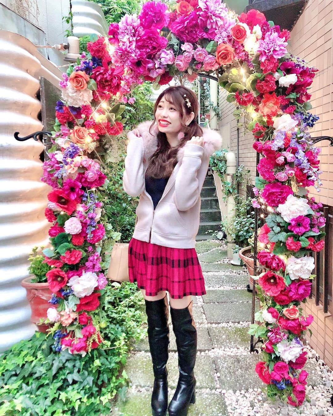 高橋里彩子さんのインスタグラム写真 - (高橋里彩子Instagram)「入口から可愛いラブレー💐﻿ ﻿ ﻿ 代官山と恵比寿の間にある「ラブレー」﻿ っていう女子会に大人気なフレンチレストランだよ〜♡﻿ ﻿ 代官山駅から徒歩3分、﻿ 恵比寿駅から徒歩5分というアクセス抜群な場所🌟﻿ ﻿ 知らないと通り過ぎちゃうようなところにあるよ🤣💗﻿ ﻿ 可愛いところだった(˶ᵔᵕᵔ˶)♡﻿ 女子会にピッタリ💗﻿ ﻿ ﻿ 久々にツインテールした⸜( ´ᐞ` )⸝﻿ ﻿ ちょっとガーリー過ぎたかな？って思った😂🌸﻿ ﻿ ﻿ でもたまーにやりたくなる₍ᐢ. ̫.ᐢ₎♡﻿ ﻿ ﻿ ⸜❤︎⸝〜𝚌𝚘𝚍𝚎〜⸜❤︎⸝﻿ ﻿ ﻿ ❥トップス﻿  #17kg ﻿ @17kg_official   ❥ファーパーカー ﻿ #apuweiserriche ﻿ @apuweiser_official   ❥スカート﻿  #onespo﻿ @onespoofficial  ﻿ ❥ブーツ﻿ #﻿grl @grl_official  ﻿ ﻿ ﻿ ﻿ ﻿ #韓国ファッション #韓国コーデ #レザーブーツ #韓国ファッションコーデ  #カフェ巡り #大人コーデ #秋冬コーデ #ガーリーコーデ #ロングブーツ #ロングブーツコーデ #ミニスカート #ミニスカートコーデ #チェックミニスカート  #パーカーコーデ #ガーリーコーデ  #ツインテール  #ラブレー #代官山ランチ #恵比寿ランチ #代官山 #ラブレー代官山  #代官山カフェ #おしゃれカフェ #カフェ　#バレンタインデー　#バレンタイン #おしゃれカフェ東京」2月11日 20時35分 - konkonwanwan