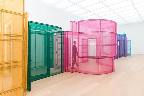 VERBALのインスタグラム：「‘Of the many wonderful things about Do Ho Suh’s work, the most captivating is his ability to make you feel at home in a space that you’ve never even visited.’ Read more on #DoHoSuh on ambushdesign.com under ‘UNIVERSE’  Exhibition at Lehmann Maupin until 2.20. Wish I was in London to check it out...🥲  #dohosuh #スドホ #서도호 @ambush_official #AMBUSH #UNIVERSE   「ス・ドホの作品の素晴らしさはたくさんありますが、その中でも特に魅力的なのは、訪れたことがない場所でも家にいるような気分にさせてくれることです。」。 #スドホ について ambushdesign.com の「アンブッシュの世界」にて掲載。  ロンドンのLehmann Maupinで2月20日まで展覧会やってるそうなので、一月にパリコレ行ってたらついでに観に行きたかったです(涙) 早くまた安全で自由に移動できる様になってほしいです ✈︎ ✈︎ ✈︎」