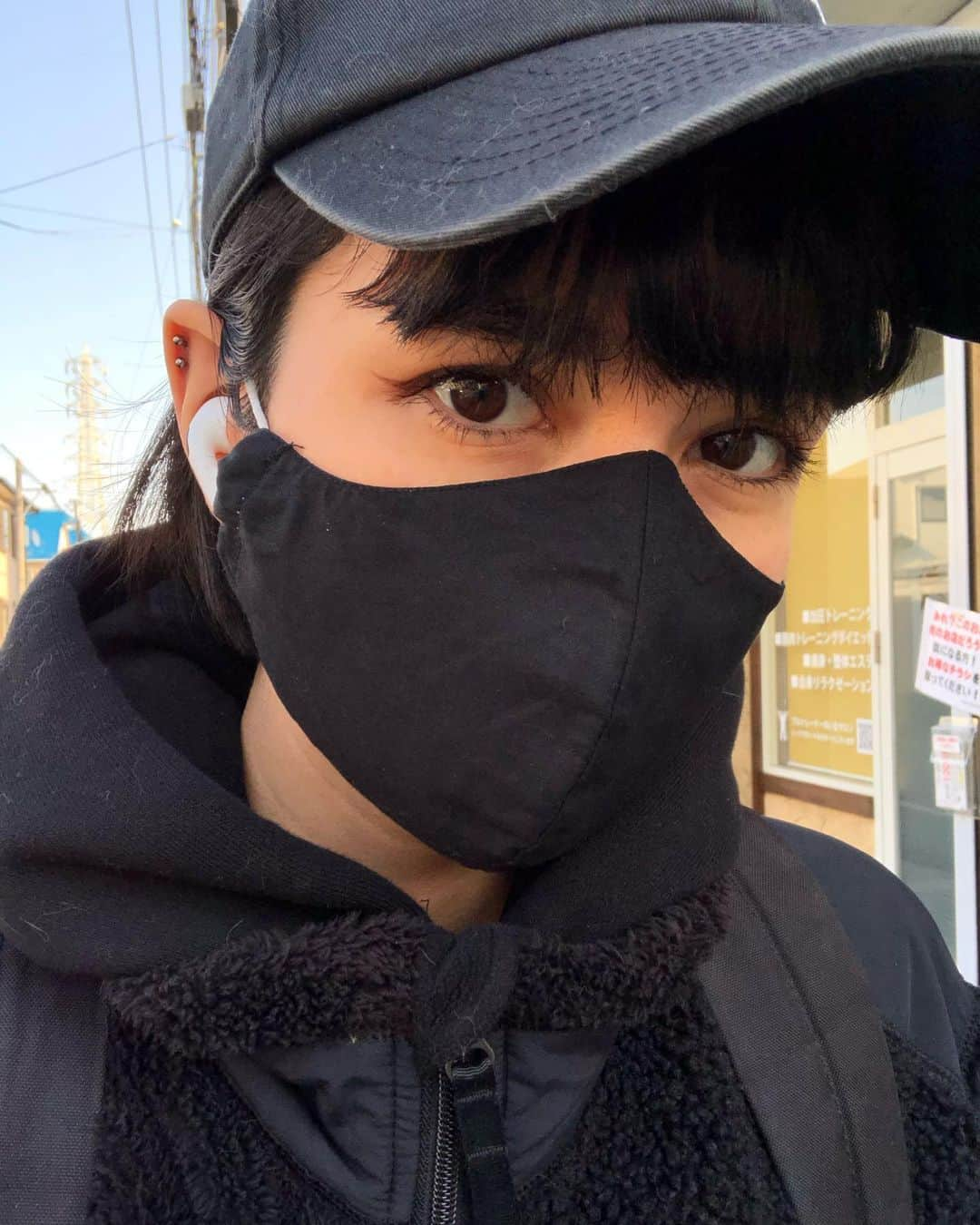 橘モニカさんのインスタグラム写真 - (橘モニカInstagram)「暖かい日が増えてきて嬉しい〜 2月だからちょっと早いけどね🤔 どんだけ服をコロコロしても、猫の毛が残る…  There are more and more warm days and it makes me happy! Even though it’s still only February and so a bit early 🤔 No amount of lint roller can get rid of the cat hair... . . . . . #allblack #black #cathair #style #fashion #model #黒コーデ #黒髪 #猫の毛 #スタイル #ファッション #モデル #스타일 #패션 #모델 #고양이 #일상」2月11日 20時38分 - monikatachibana