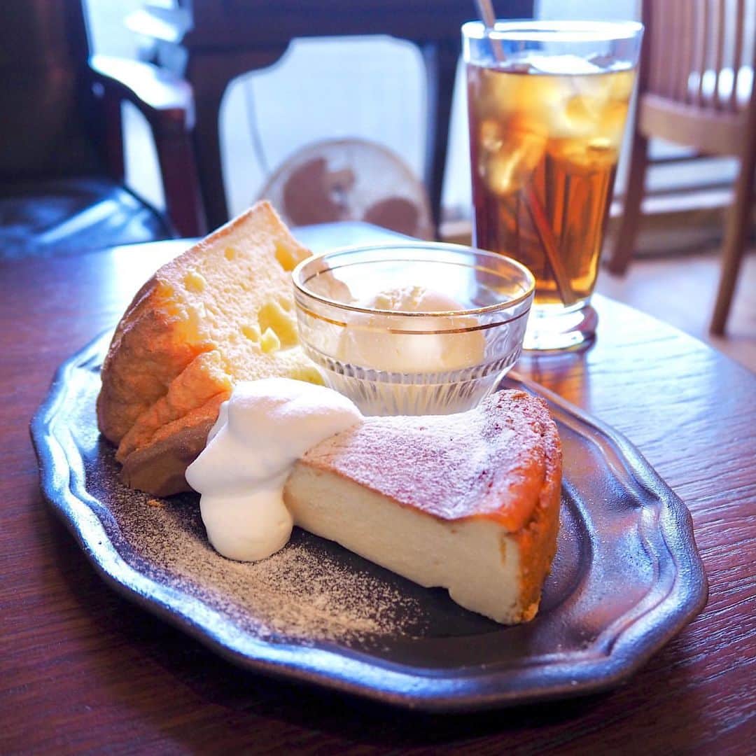 RETRIP<リトリップ>グルメさんのインスタグラム写真 - (RETRIP<リトリップ>グルメInstagram)「【RETRIP×神奈川】 こちらは神奈川県・藤沢にある「cafe hutte(カフェ ヒュッテ)」です。辻堂にある人気のカフェでアンティーク調のおしゃれな雰囲気が魅力。こちらは、ふわふわの口当たりの良いシフォンと、濃厚なチーズケーキのプレートです🧀現在は、土日限定で苺のロールケーキもあるので要チェックです🍓 . RETRIPでは「おでかけ」に関する様々な情報を発信しています。ぜひ他のアカウントもチェックしてください！ . @retrip_nagoya_ 名古屋の話題のカフェを紹介 @retrip_osaka_ 大阪のおでかけグルメスポットを紹介 @retrip_kyoto_ 京都のおでかけスポットを紹介 @retrip_fukuoka_ 福岡のおでかけグルメスポットを紹介 @retrip_hokkaido_ 北海道のおでかけスポットを紹介 @retrip_korea_ 韓国の話題のカフェを紹介 @retrip_news 最新のおでかけ情報を紹介 @retrip_nippon 日本の絶景を紹介 @retrip_global 海外の絶景を紹介 @retrip_gourmet 全国の話題のスイーツを紹介 @retrip_dinner 全国の話題のごはんを紹介 @retrip_cafe 全国のおしゃれなカフェを紹介 . ▼RETRIP[リトリップ]のアプリは AppStore、GooglePlay「リトリップ」で検索！ プロフィールのURLからもダウンロードできます。 . photo by  @taaaaazzz . . #retrip #retrip_ui #辻堂グルメ #辻堂カフェ #藤沢グルメ #藤沢カフェ #神奈川グルメ #神奈川カフェ #カフェヒュッテ #cafehutte #カフェ好きな人と繋がりたい #スイーツ好き #スイーツ好きな人と繋がりたい #スイーツ好きな人とつながりたい #グルメ好きな人と繋がりたい #グルメ好き #グルメ好きと繋がりたい #スイーツ部 #カフェ部」2月11日 20時38分 - retrip_gourmet